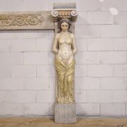 Cheminée en plâtre néoclassique avec des caryatides (femmes nues)