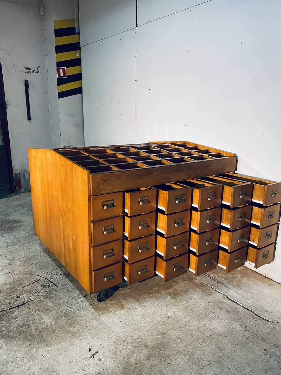 Classeur en bois avec 32 tiroirs vintage