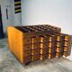 Classeur en bois avec 32 tiroirs vintage