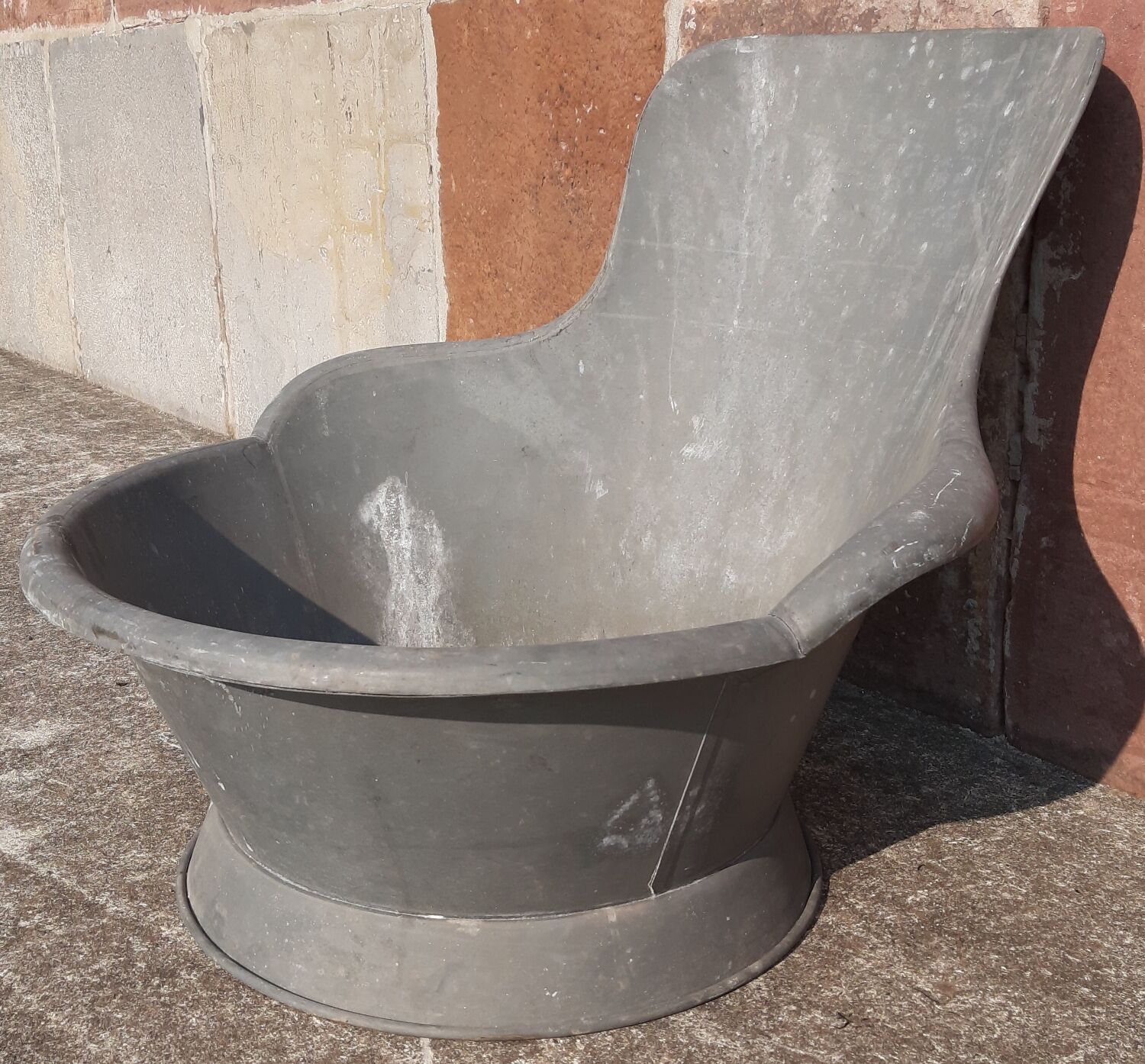 Zinc bathtub