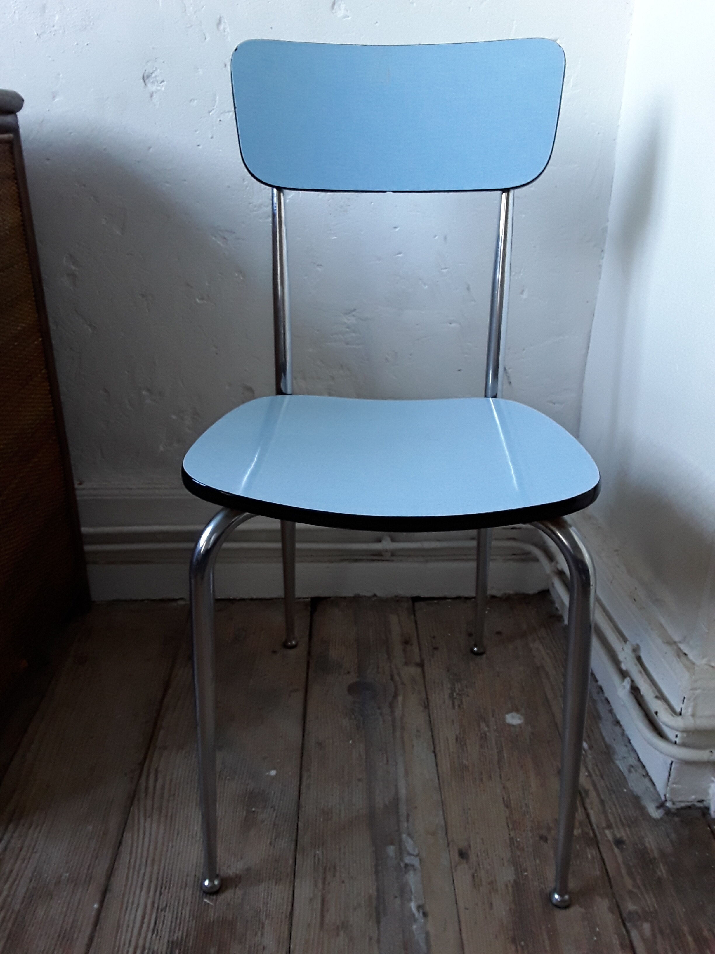 Chaise formica avec pieds à embouts chromés