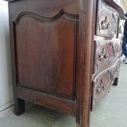 Commode galbée style Louis XVI