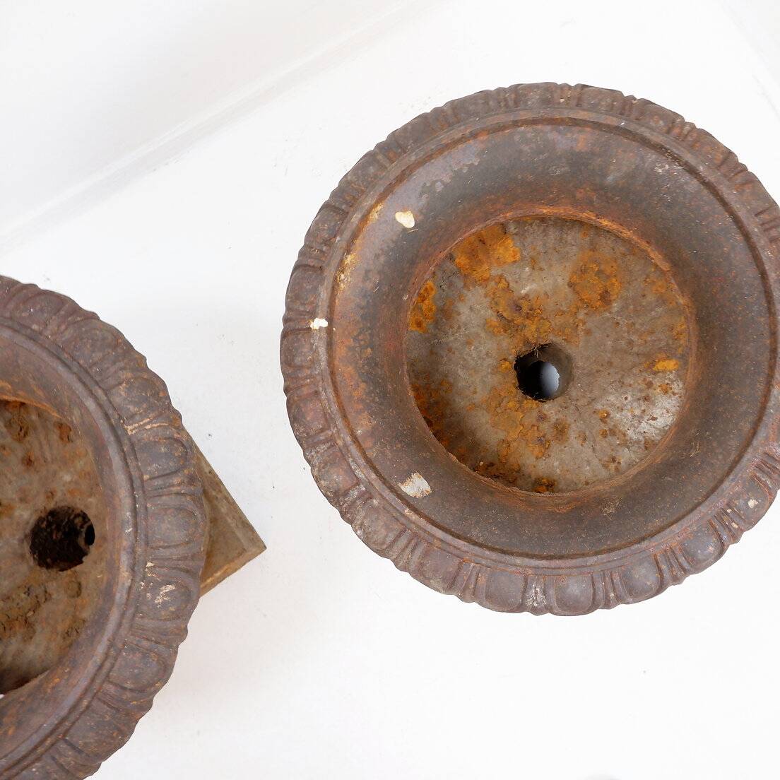 Pair of Medici cast iron planters - Late 19th century