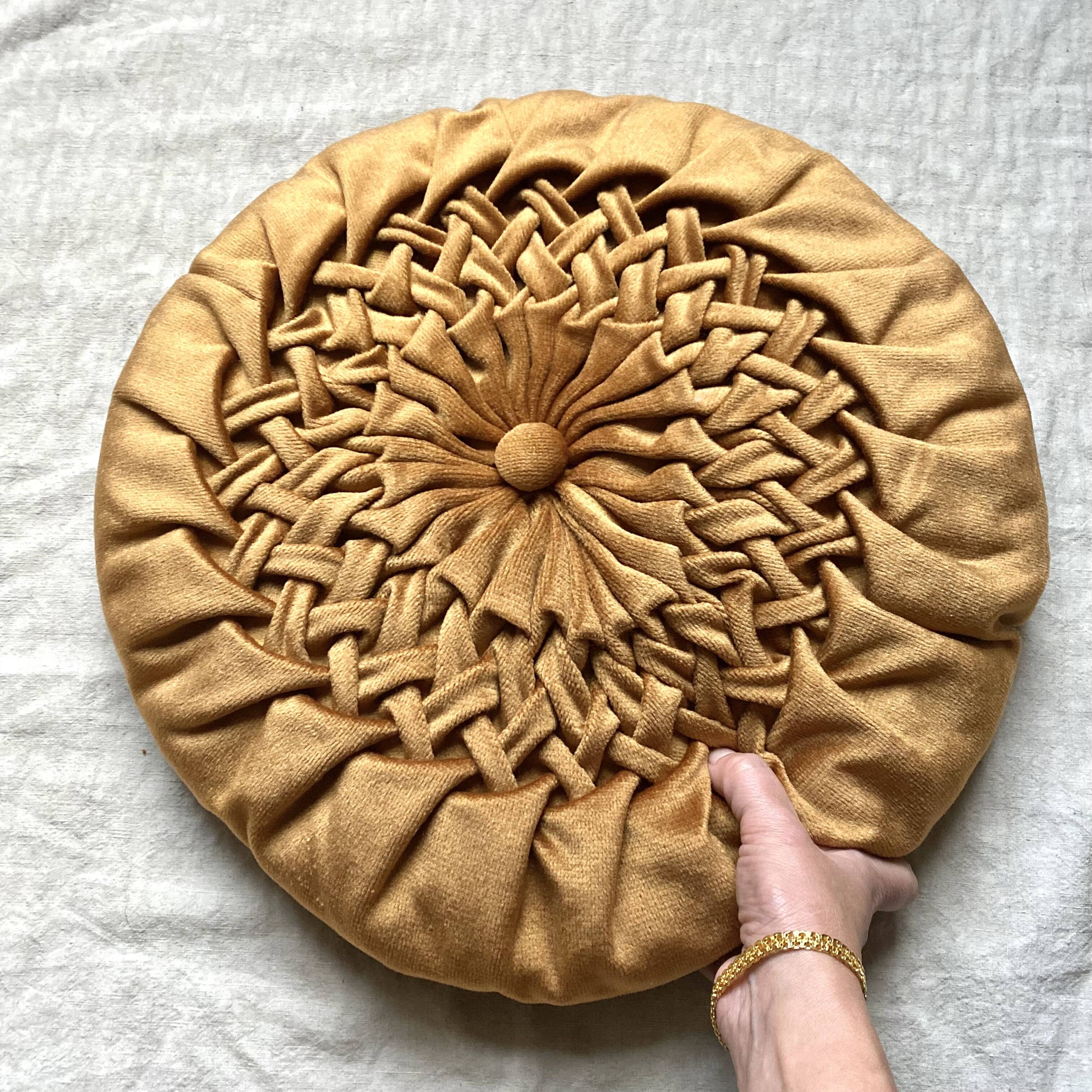 Round vintage cushion in pleated velvet