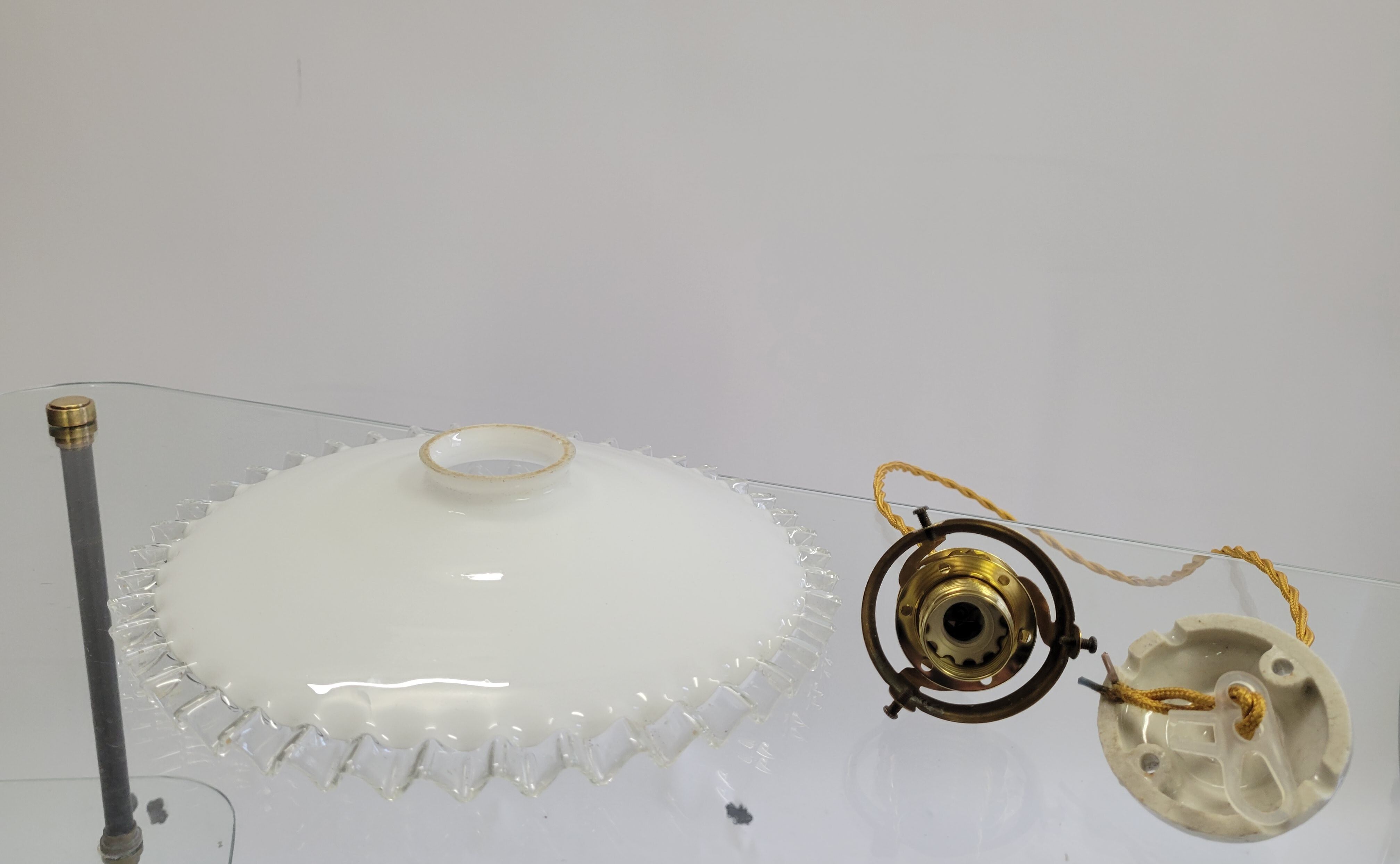 Serrated opaline suspension