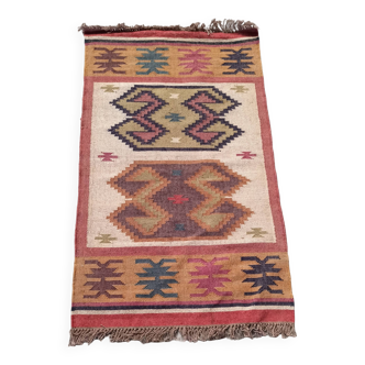 Tapis kilim en toile de jute et coton. 93cm x 162cm