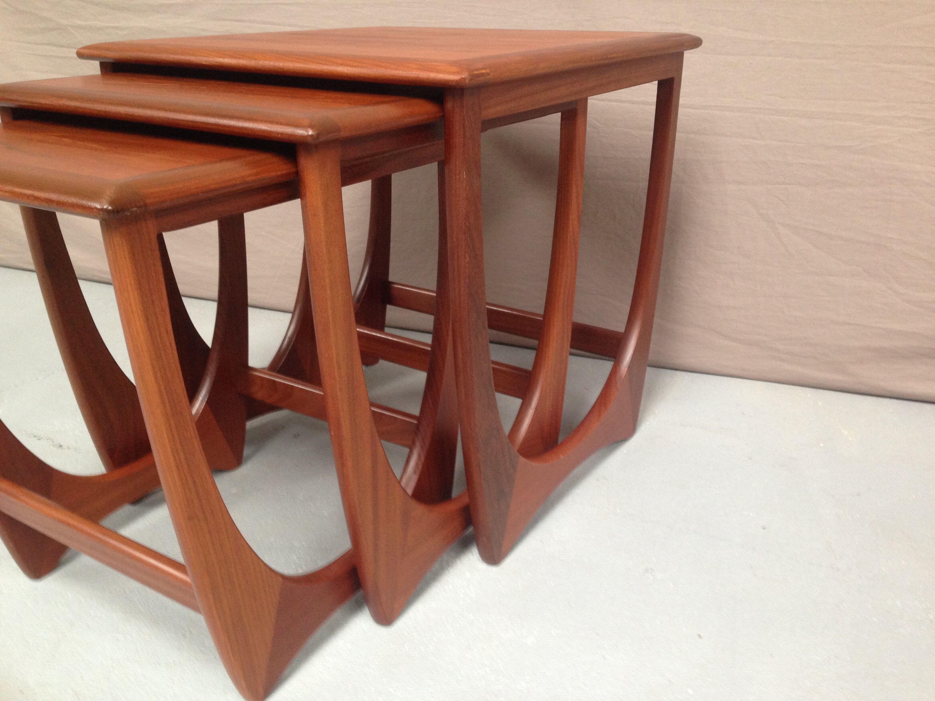 Tables gigognes
