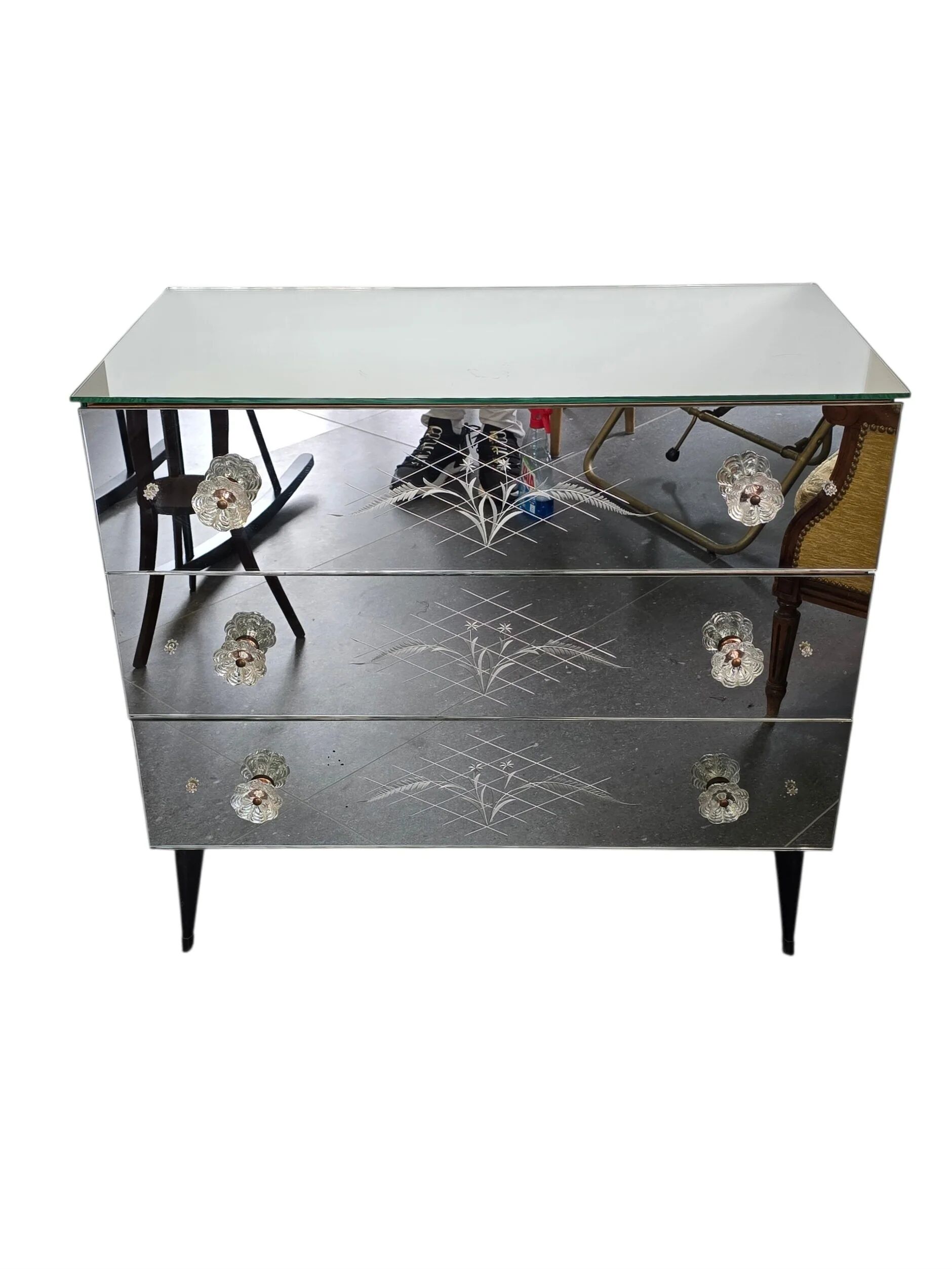 Venetian mirrored commode with 3 drawers