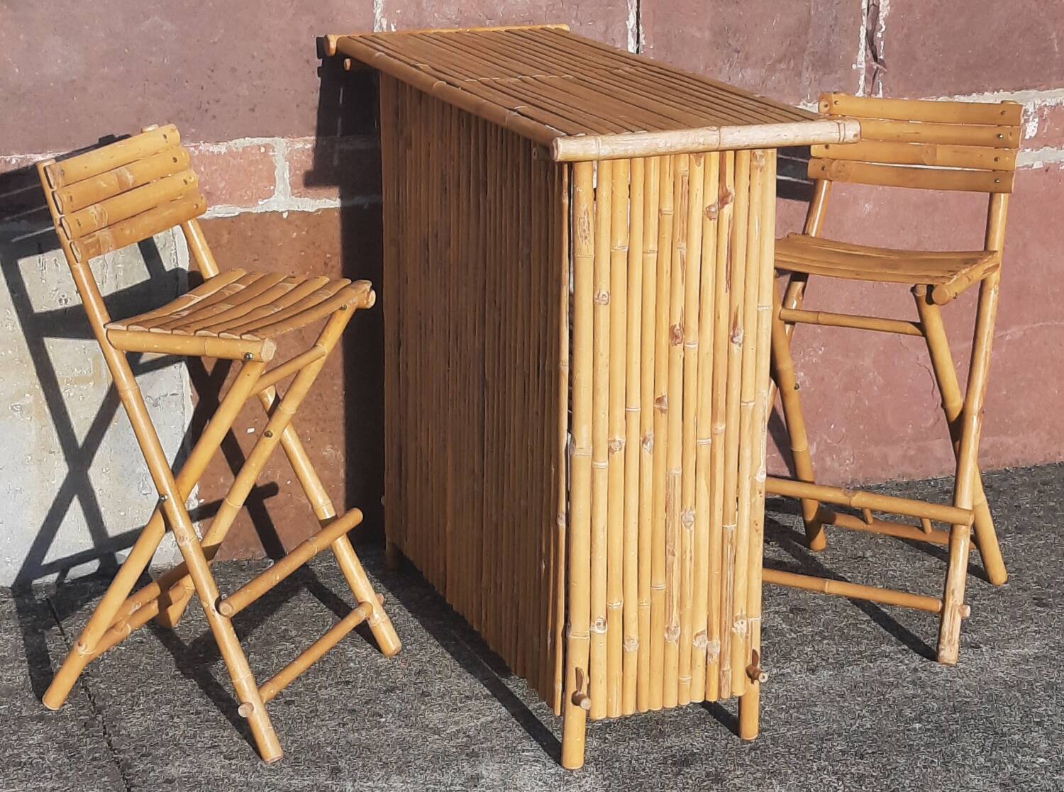 Bamboo counter or bar. (With 2 folding high chairs)