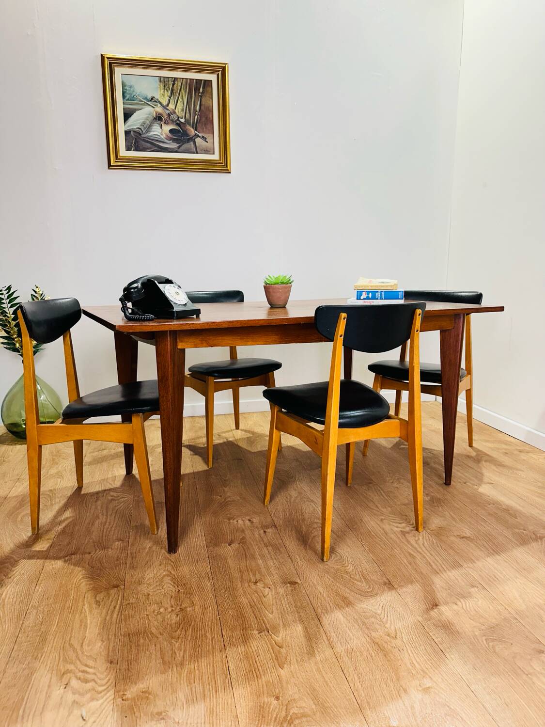 Extendable wooden table