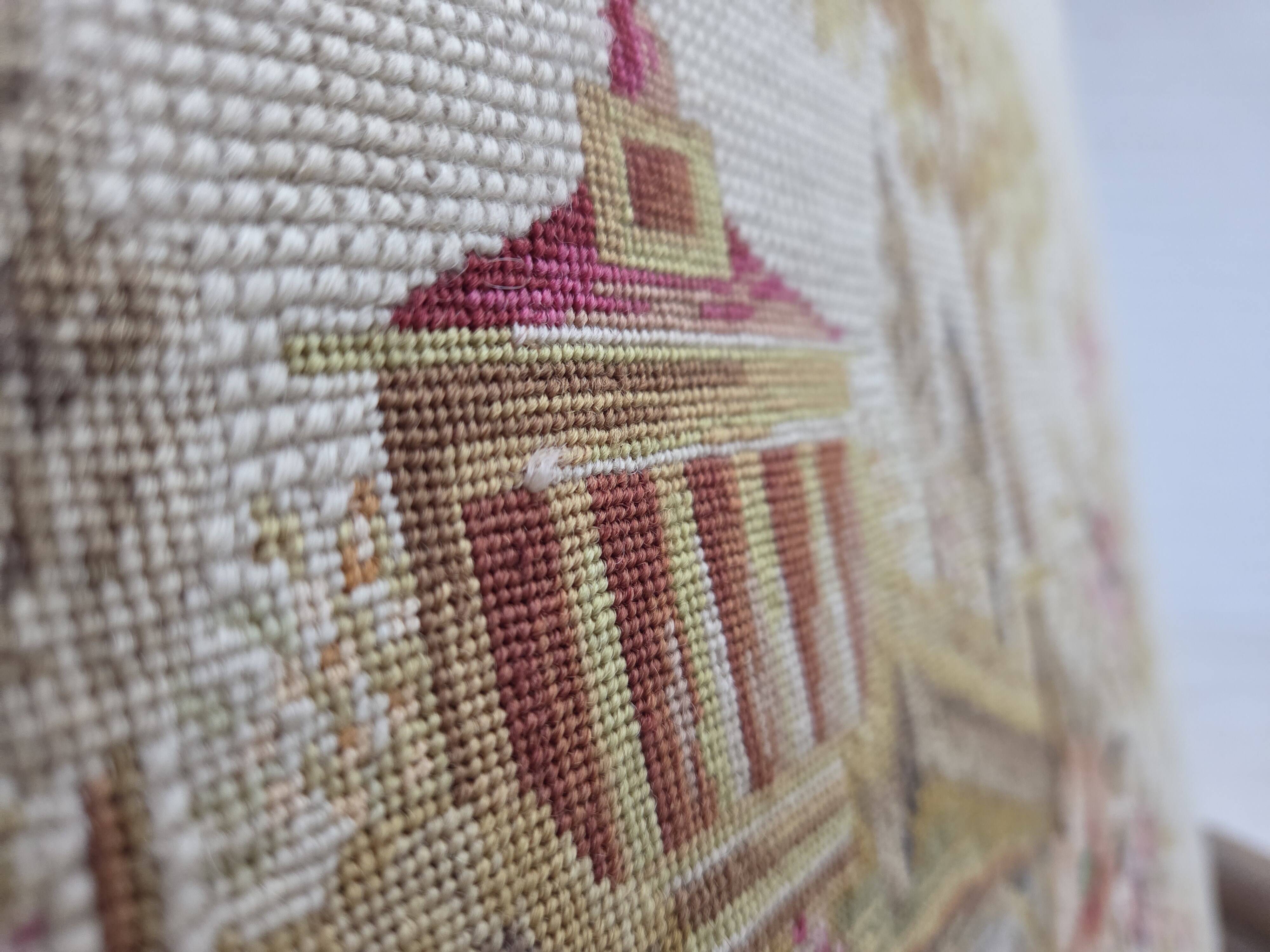 Fauteuil danois à dossier haut des années 1950, en laine tissée à la main, velours, bois de chêne sculpté.