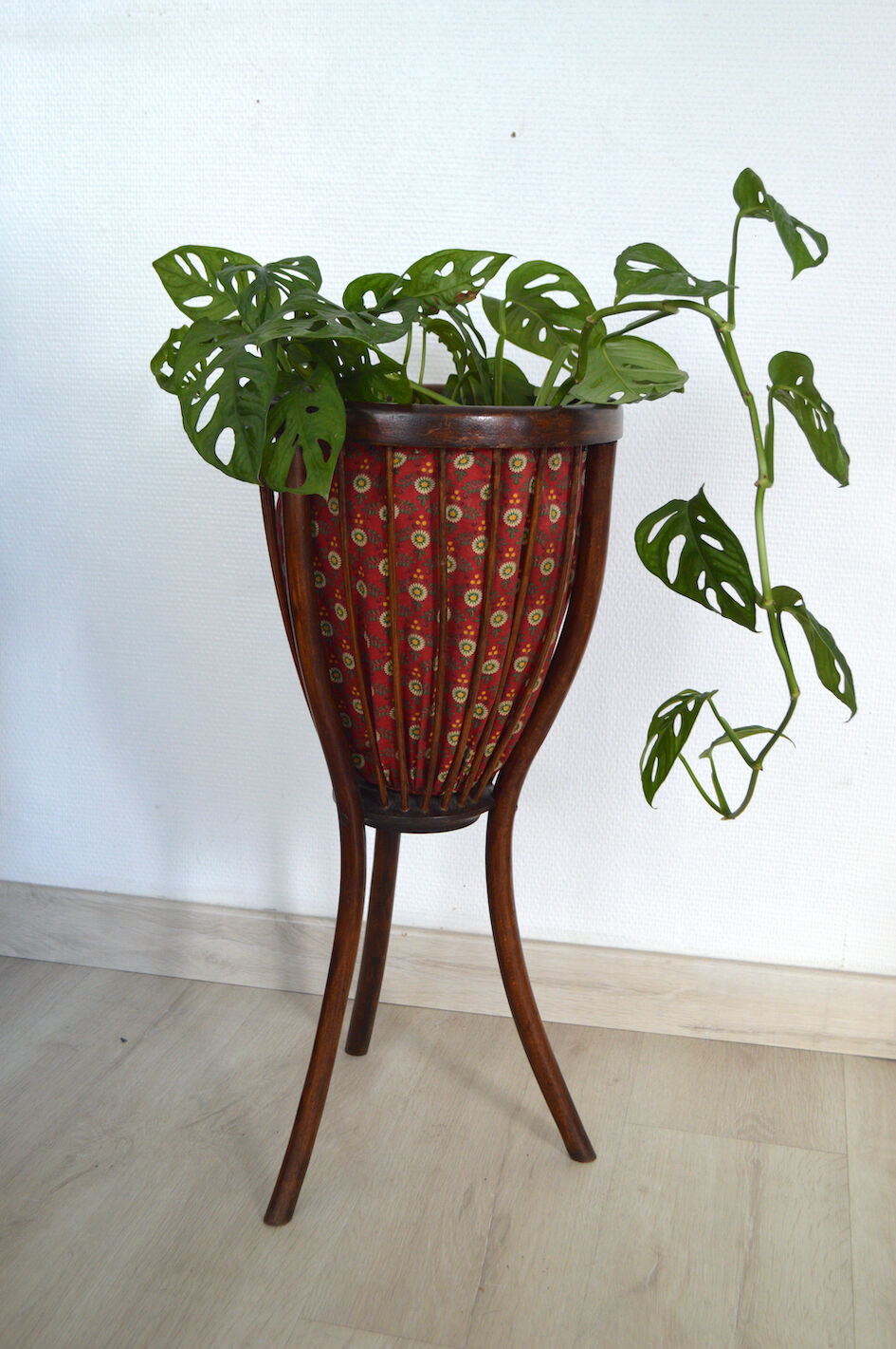 Rattan plant holder worker