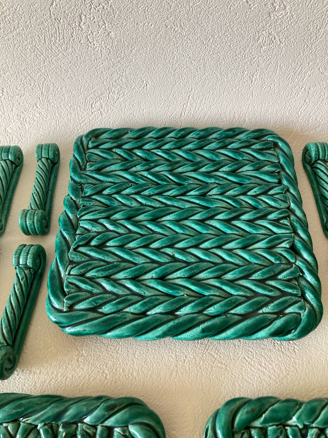 Table set in green Vallauris woven Barbotine