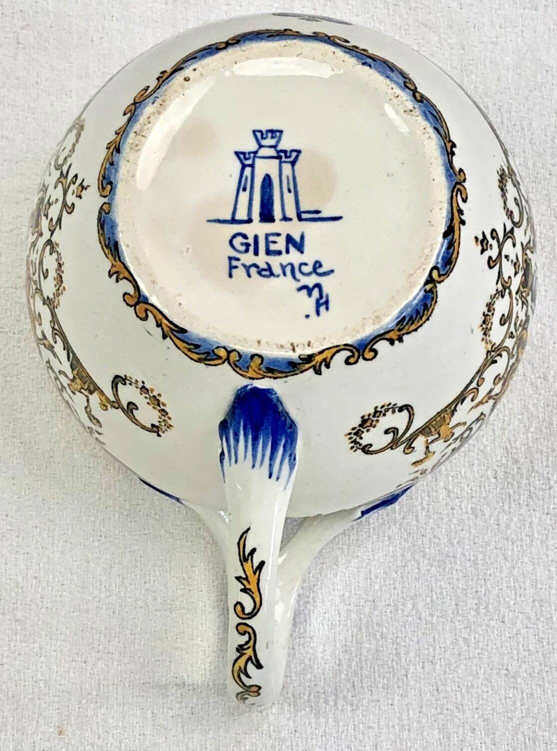 Old cream jug for children at the Dionysos press Gien