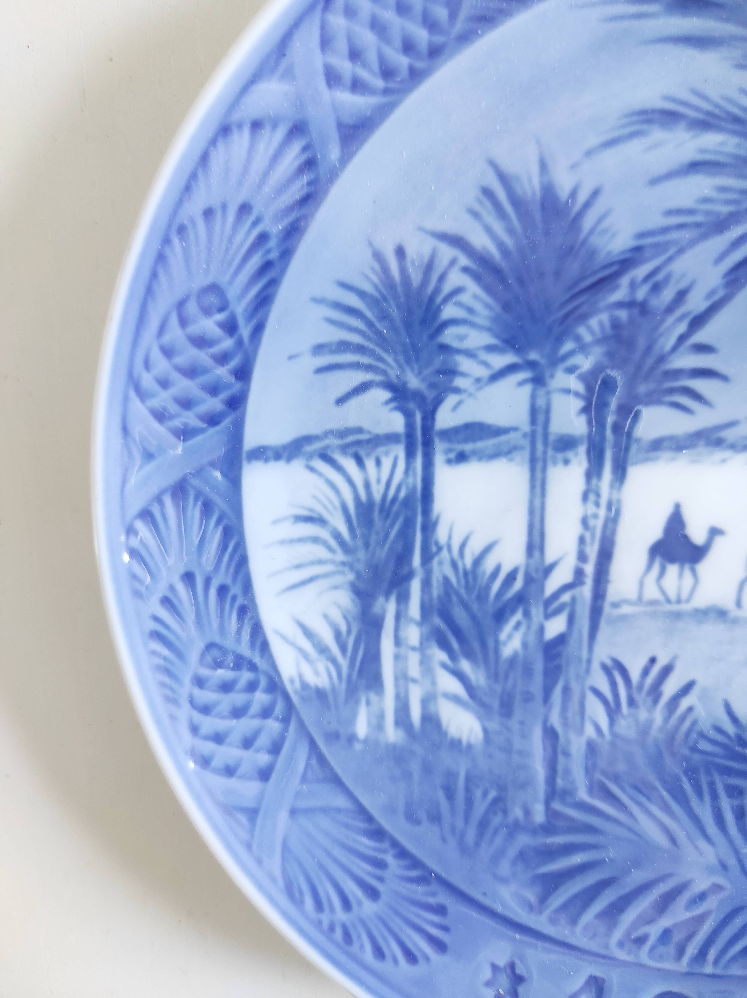 Assiette porcelaine bleu danemark scène désert