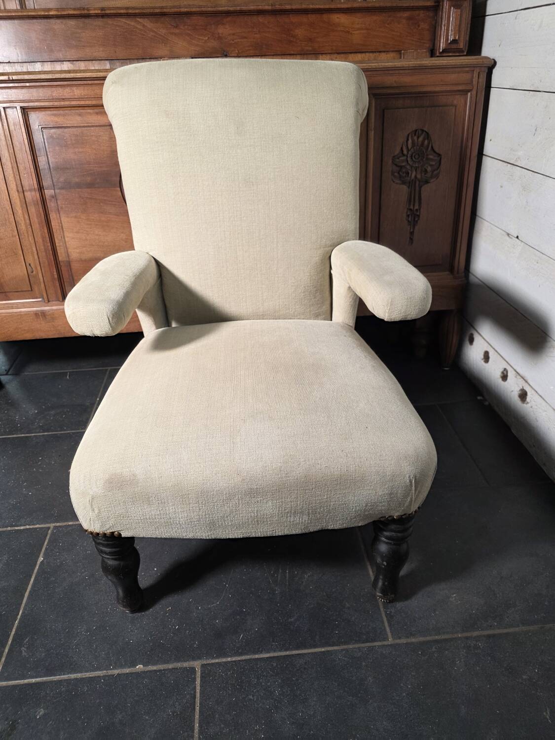 Napoleon III crapaud armchair with a reclined backrest