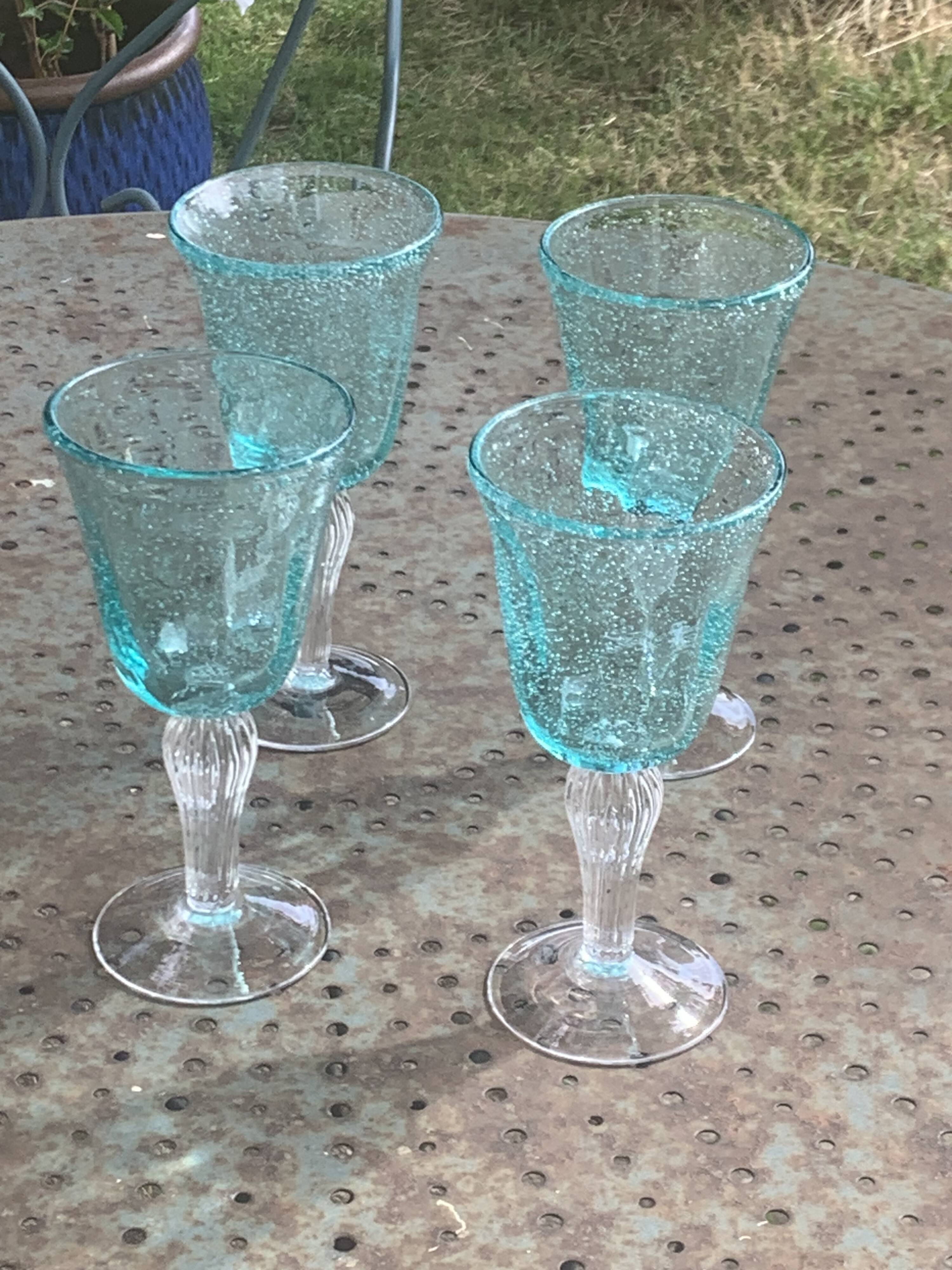 Lot de 4 grands verres a vin en verre soufflé et bullé de couleur vert, vin