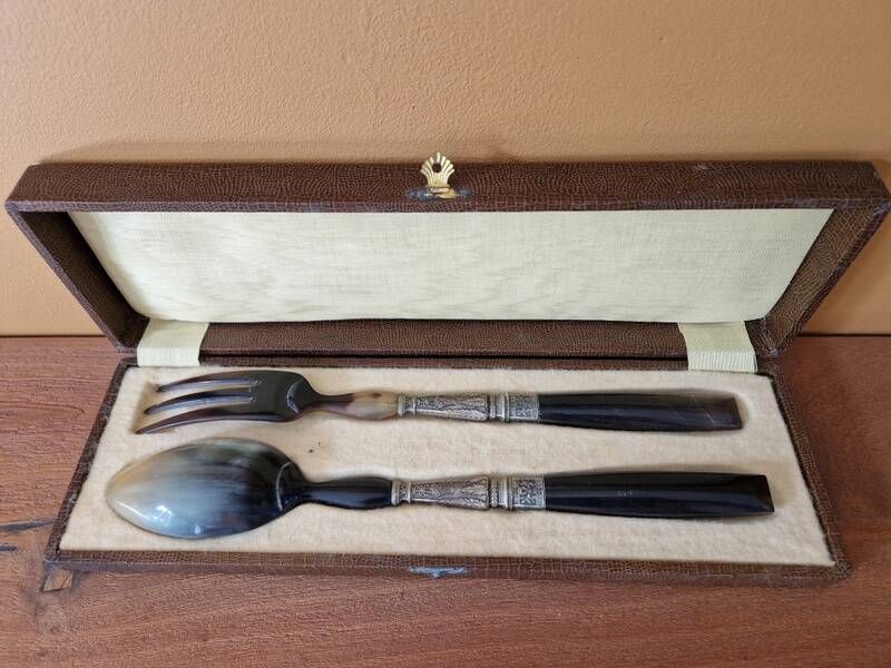 Salad serving set in horn and silver-plated metal in the Louis XVI style.