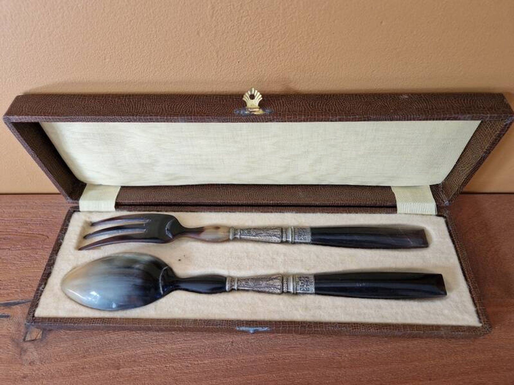 Salad serving set in horn and silver-plated metal in the Louis XVI style.