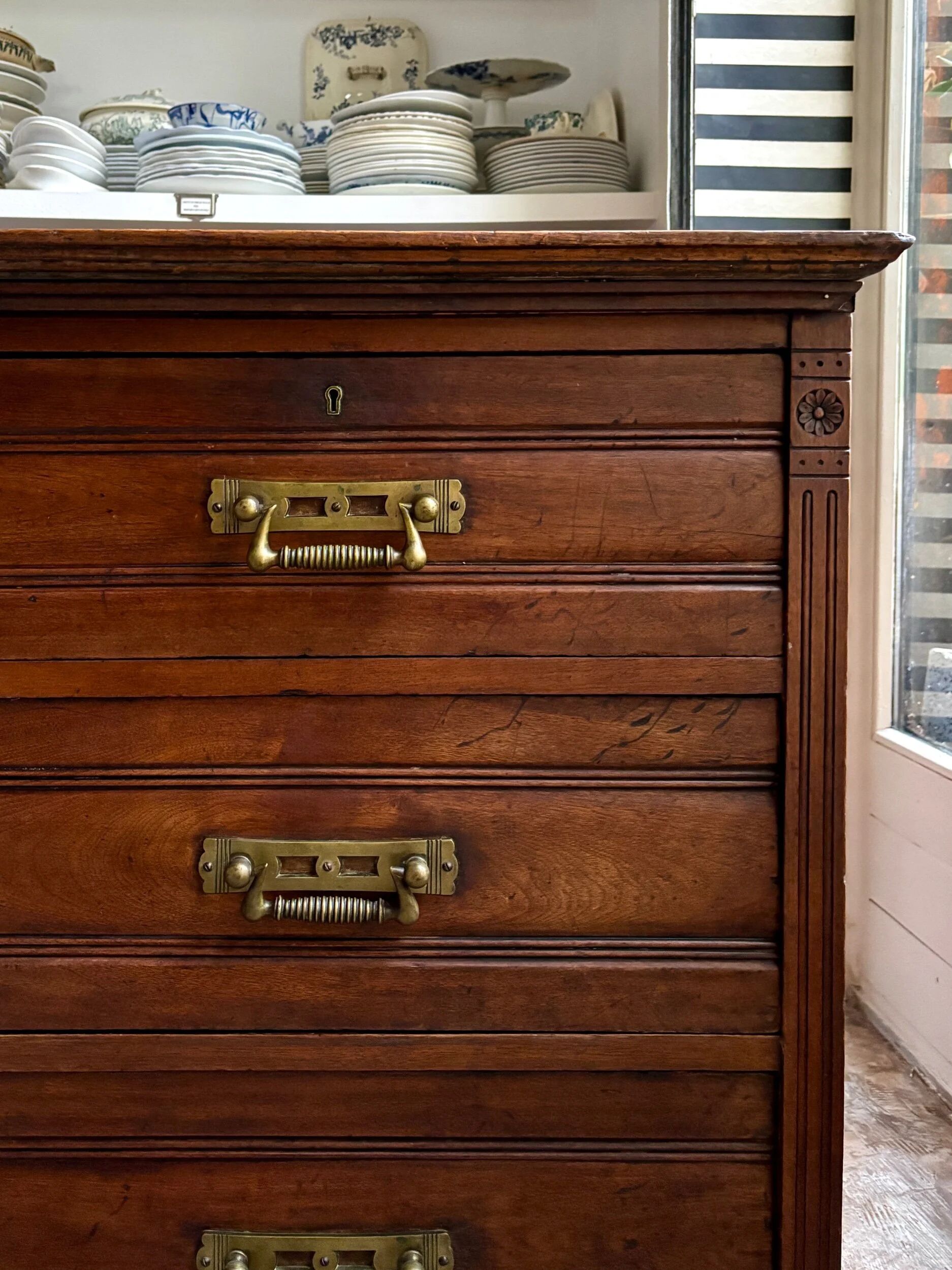 Commode anglaise Hobbs & Co 4 tiroirs en bois foncé