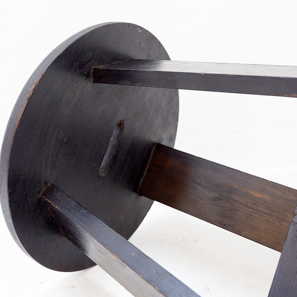 Tabouret tripode vintage en bois teinté noir avec assemblages à tenon