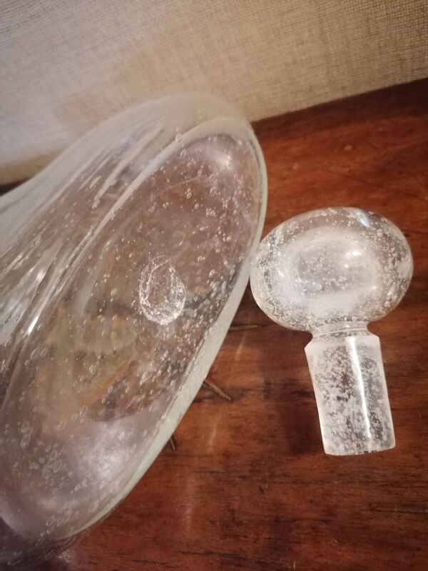 Flacon en verre bullé transparent moulé pour une préhension manuelle facile