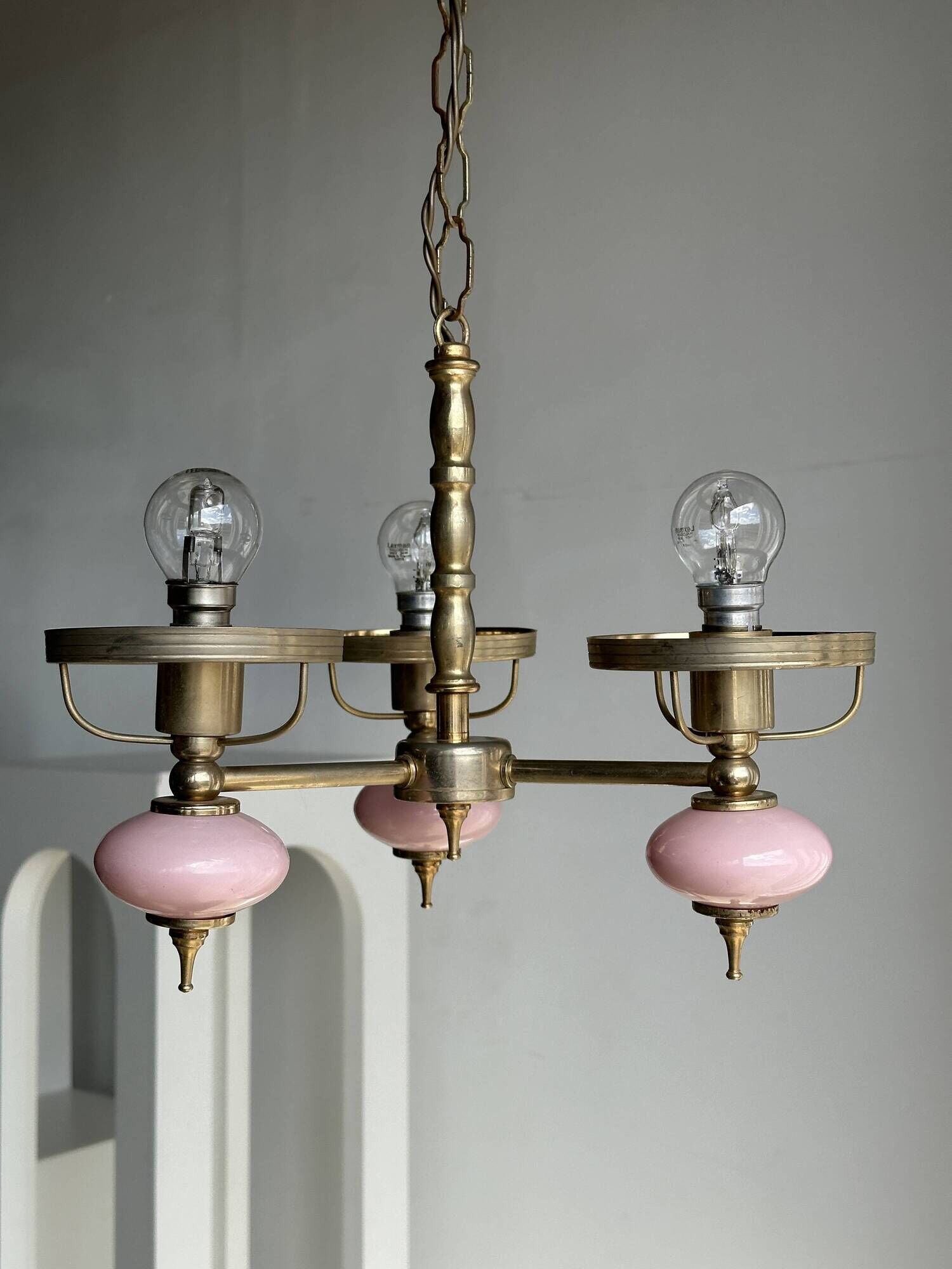 Petit lustre rose et doré à 3 bras de lumières