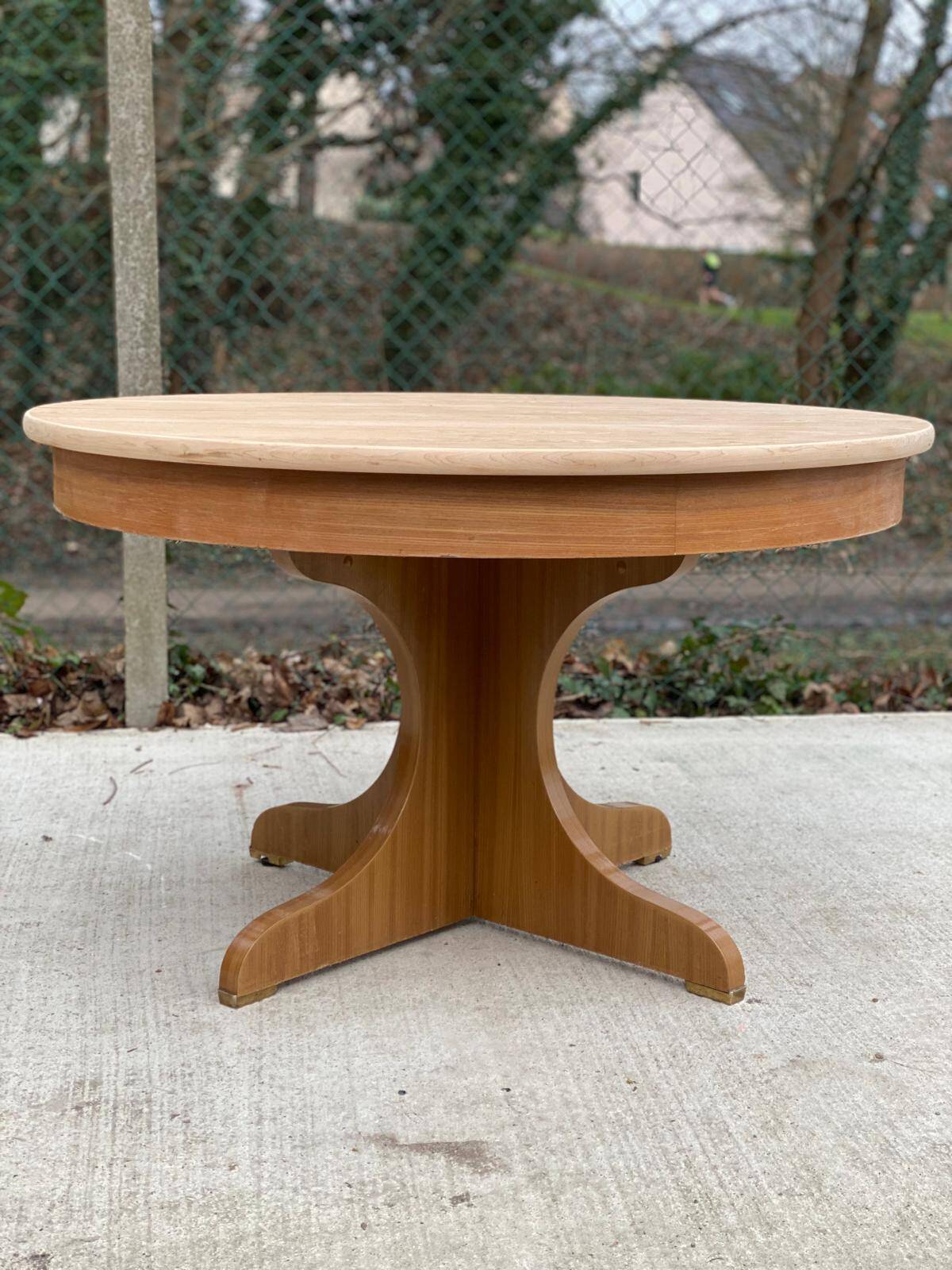 Round extendable Scandinavian dining table in Baumann style oak with central leg
