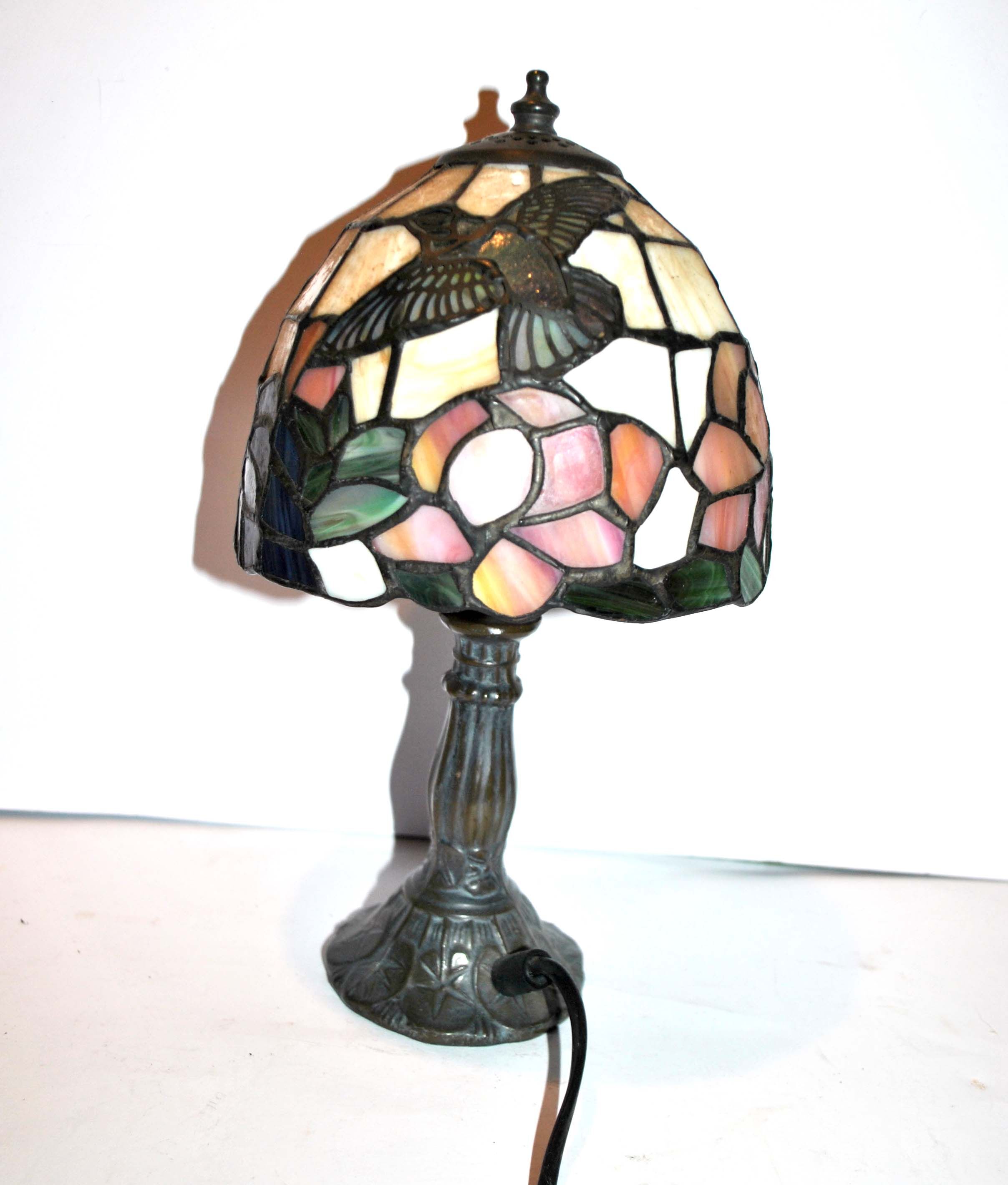 Vintage "hummingbird bird" tiffany style table lamp in stained glass paste window - late 20th century.