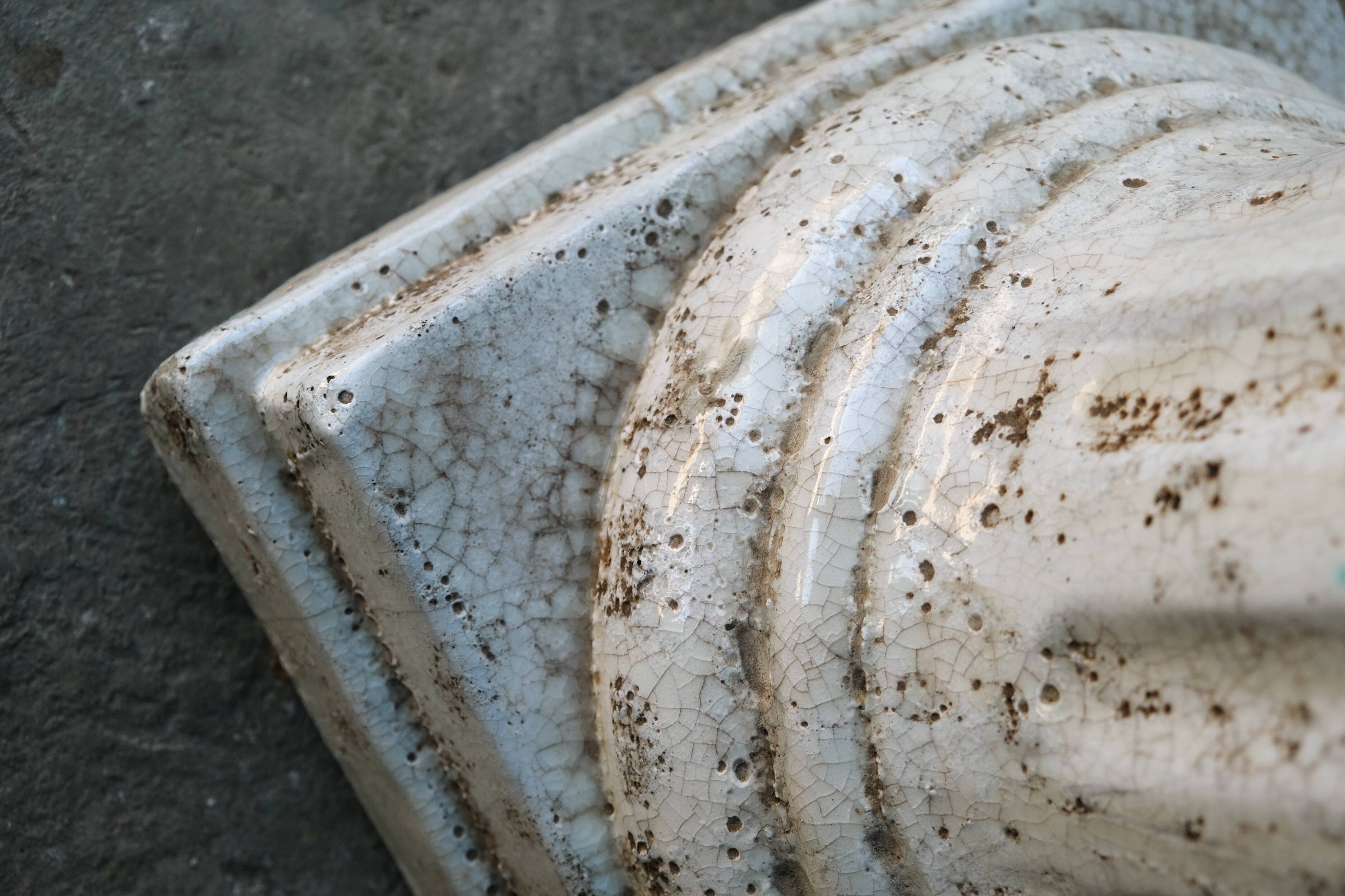 White column in glazed earth