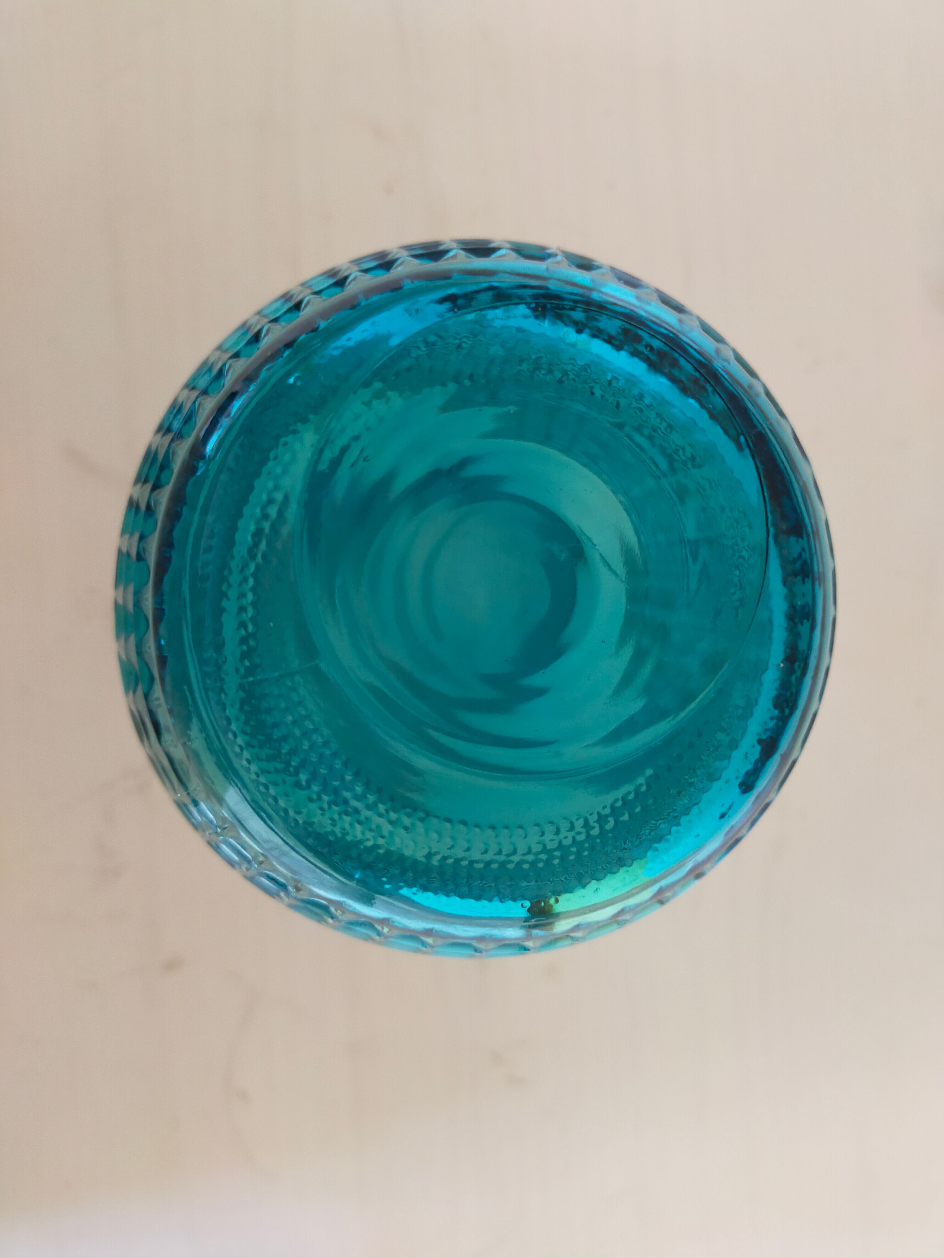 Vase en verre bleu moulé vintage