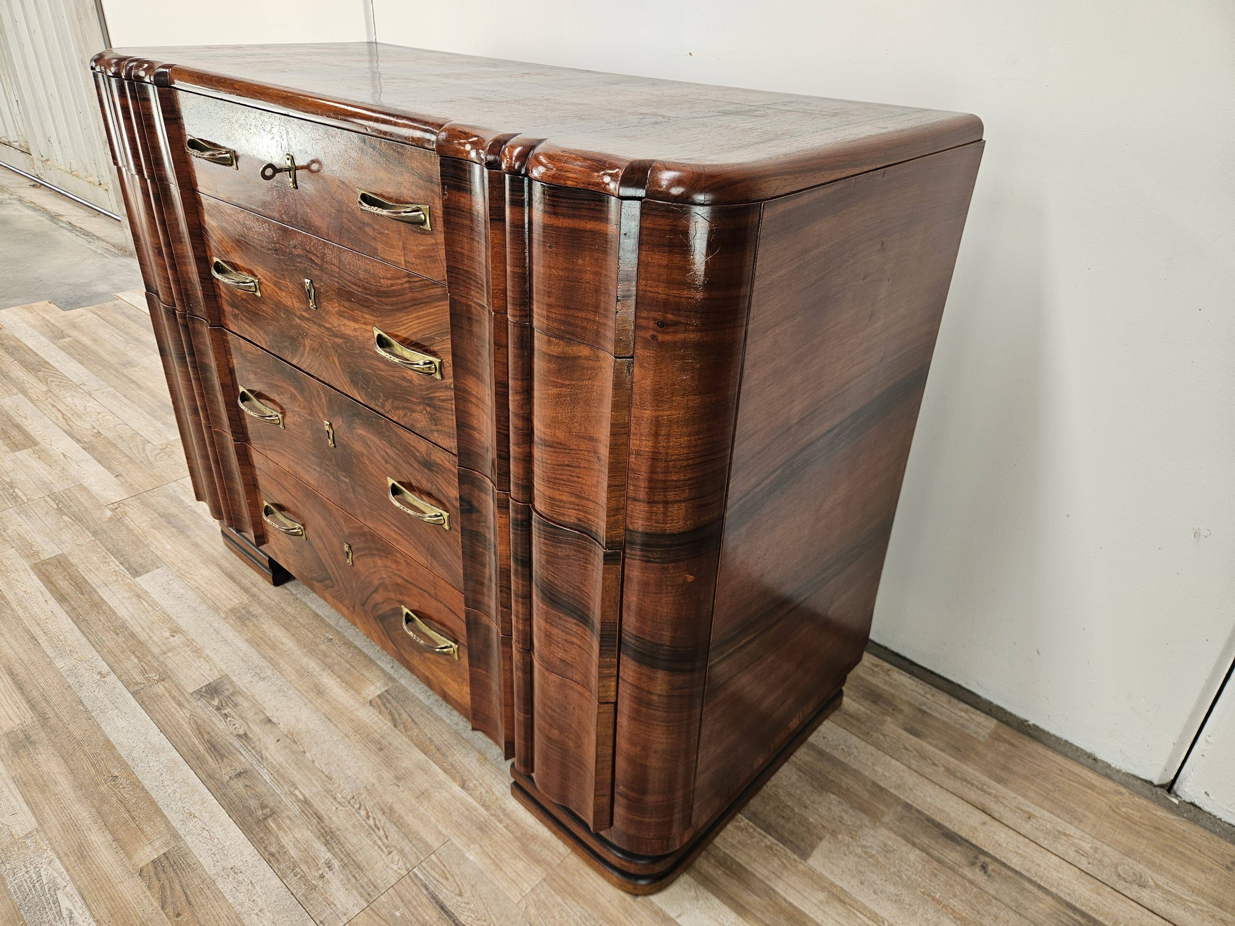 Commode en noyer avec 4 tiroirs et poignées en laiton, années 1940