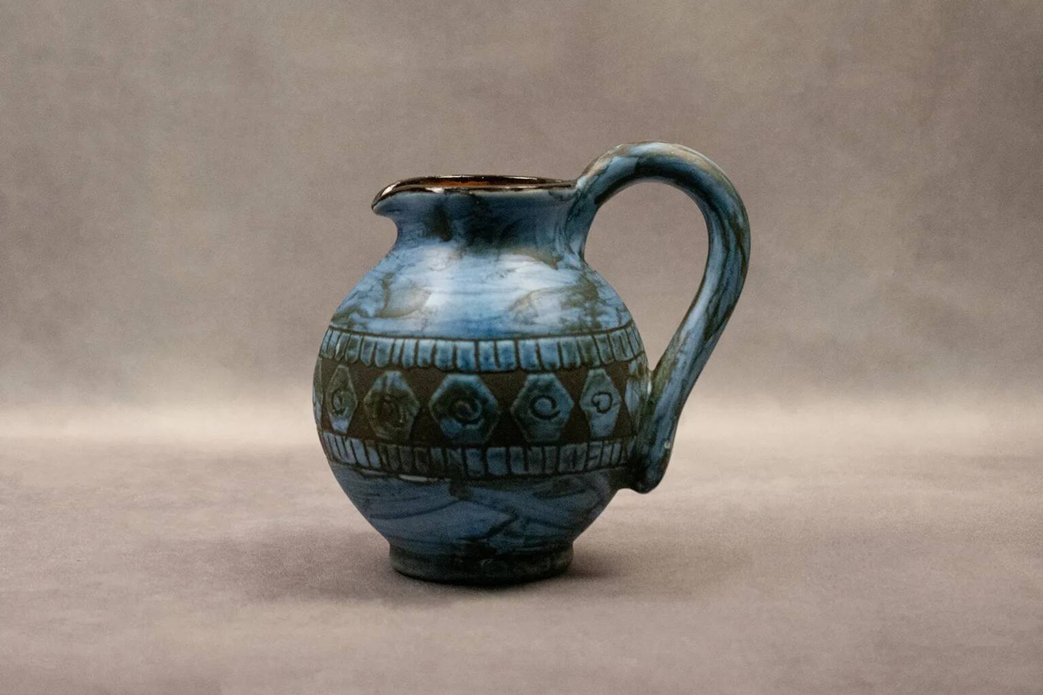 Blue ceramic pitcher with frieze by Jérôme Massier – Vallauris