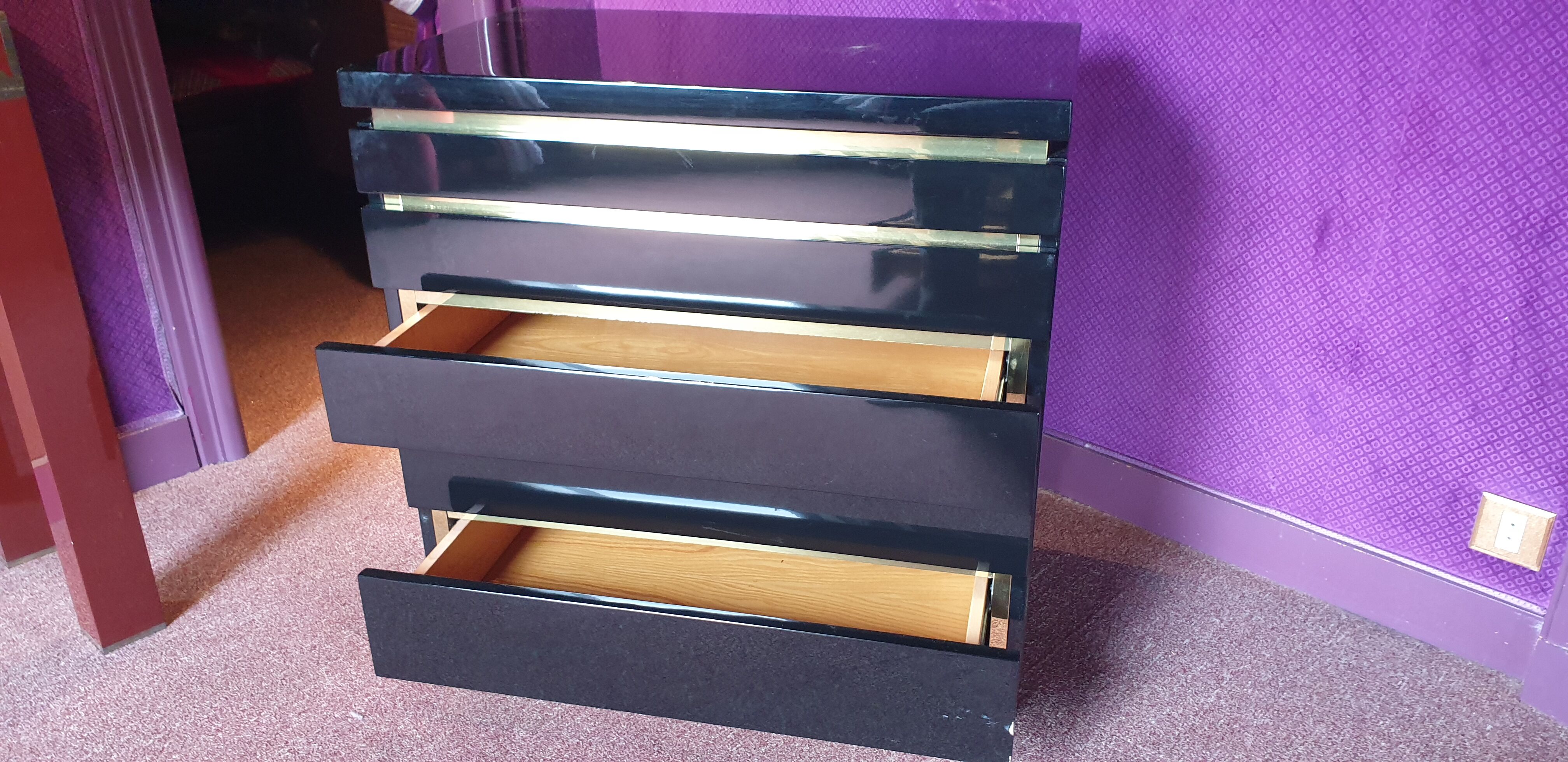 Black lacquered rag and brass