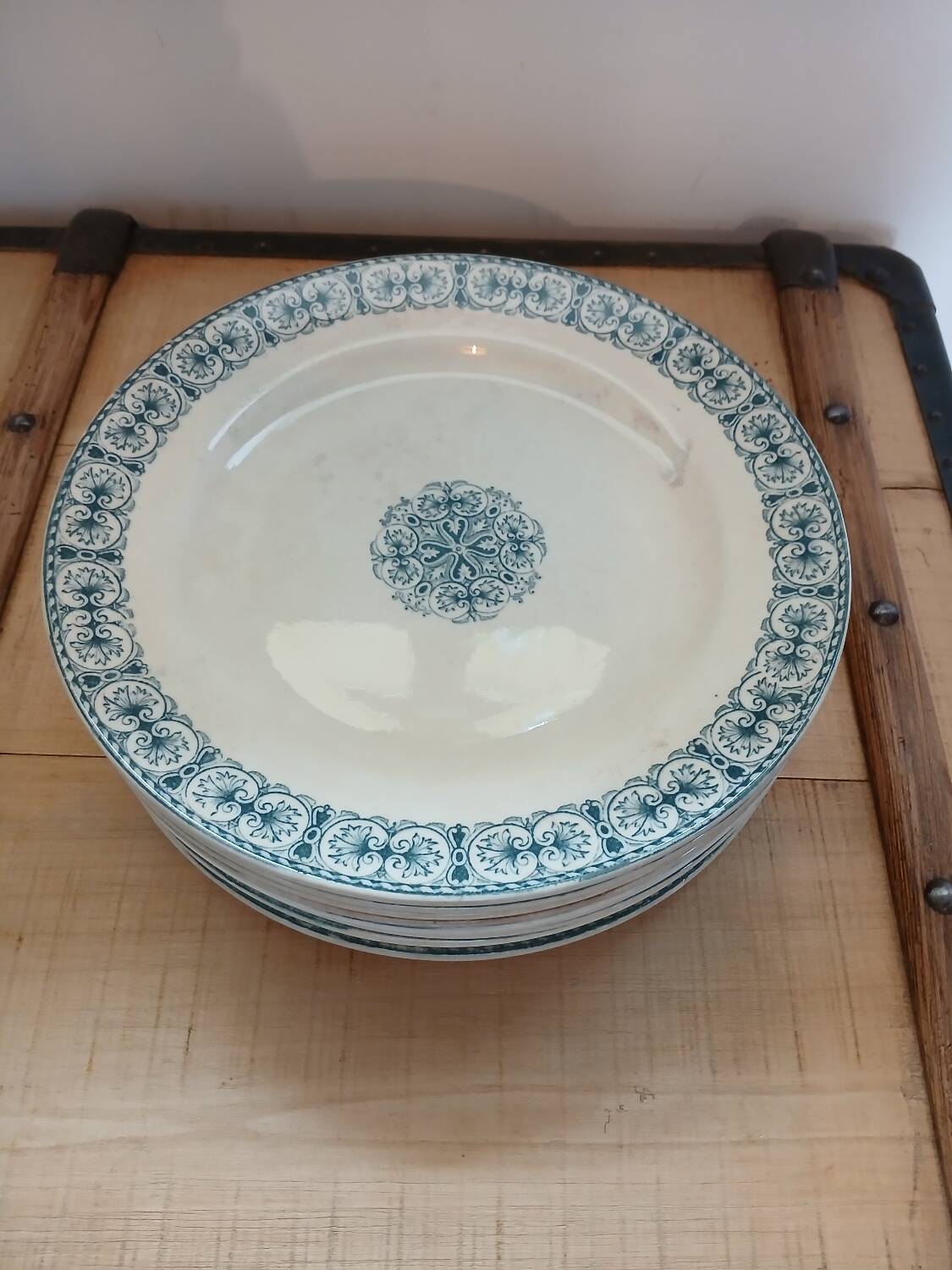 10 old flat plates Terre de fer