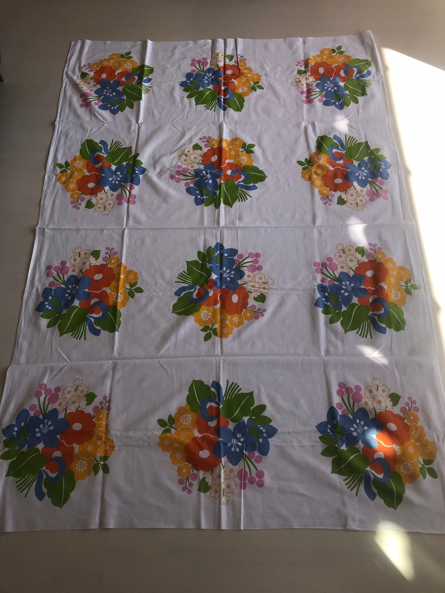 Floral tablecloth and its 8 vintage towels