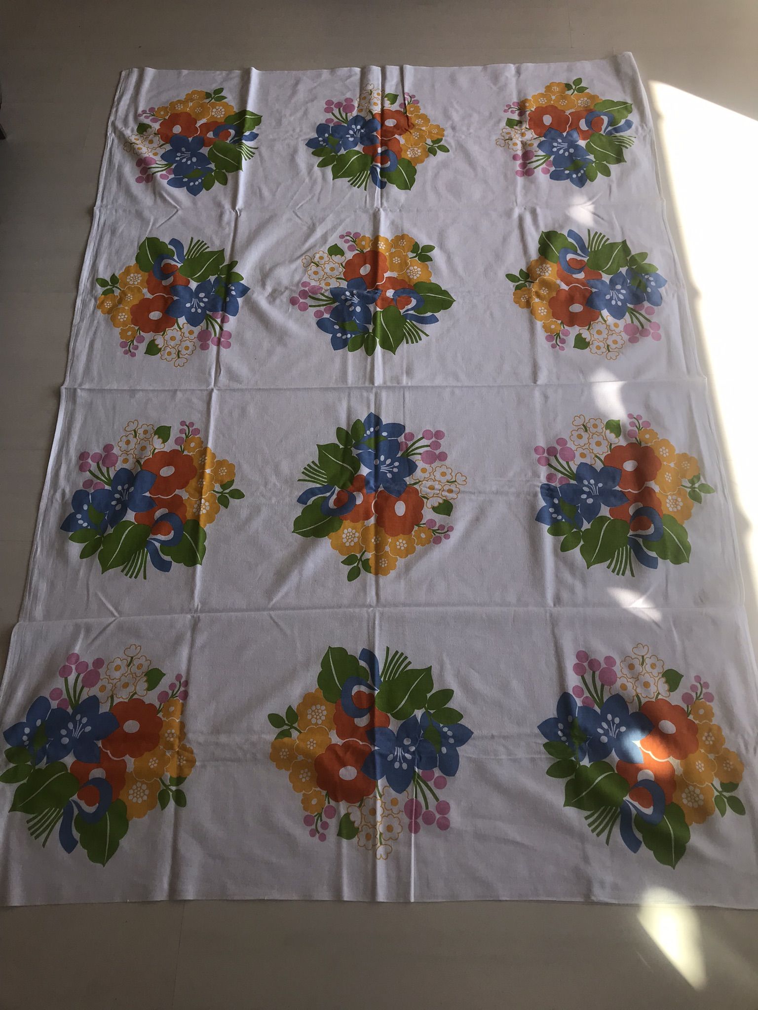 Nappe fleurie et ses 8 serviettes vintage