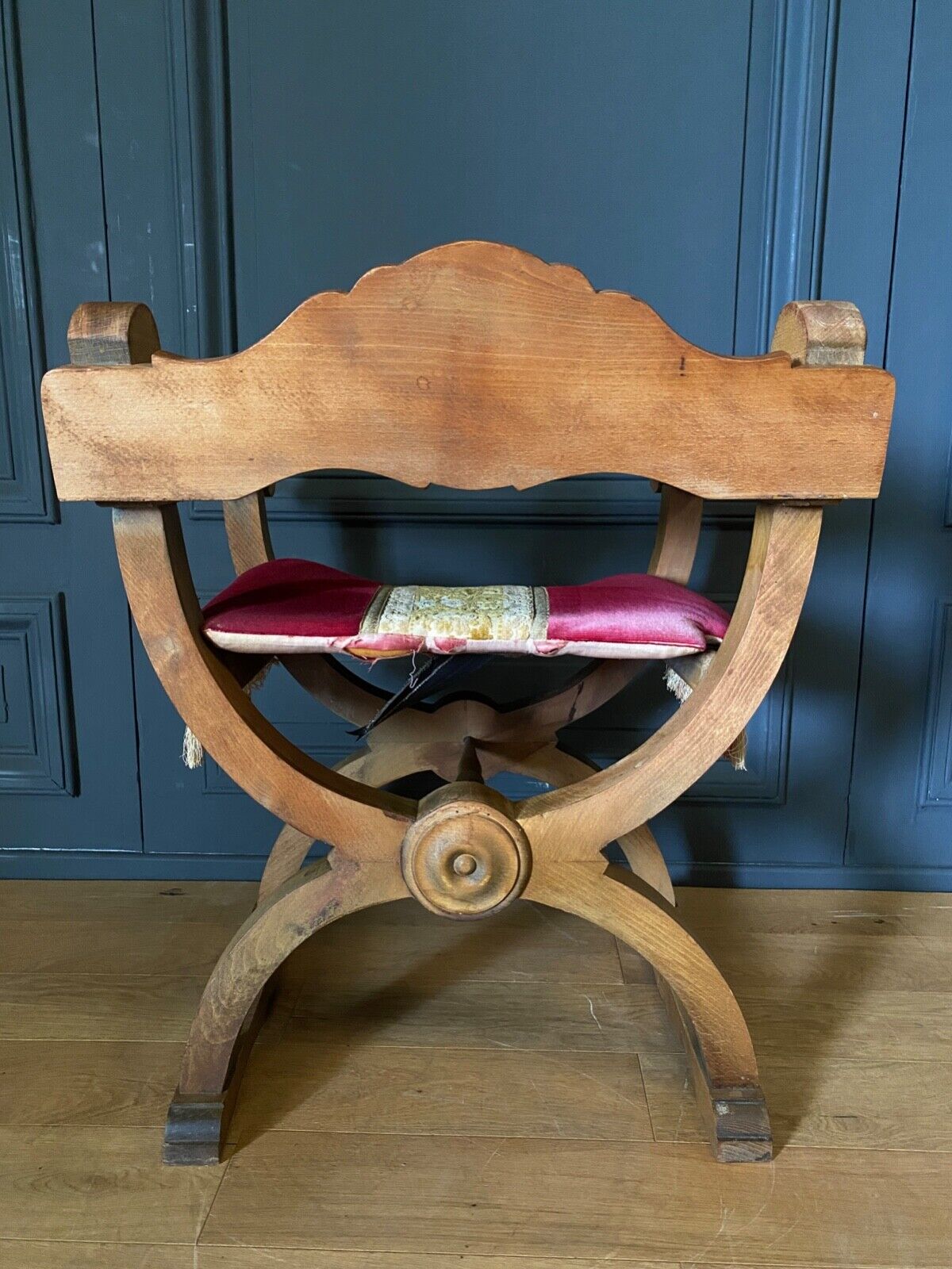 Fauteuil dagobert debut XXe bois sculpte blason neogothique sculpture