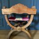 Fauteuil dagobert debut XXe bois sculpte blason neogothique sculpture