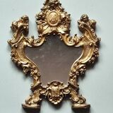 Petit miroir suspendu en métal doré