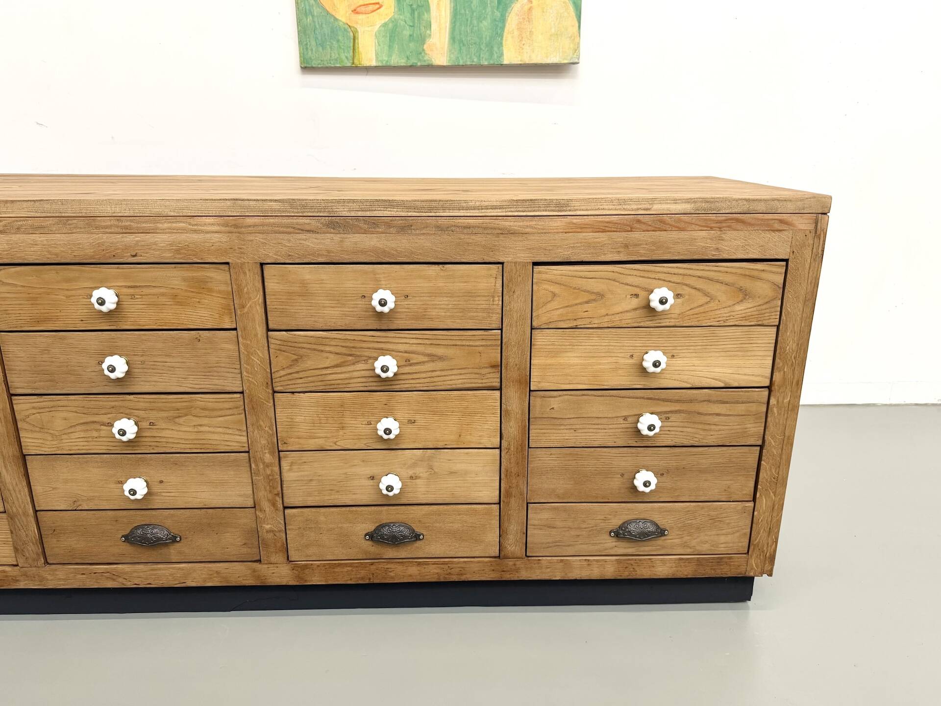 Double-sided display counter with 20 drawers