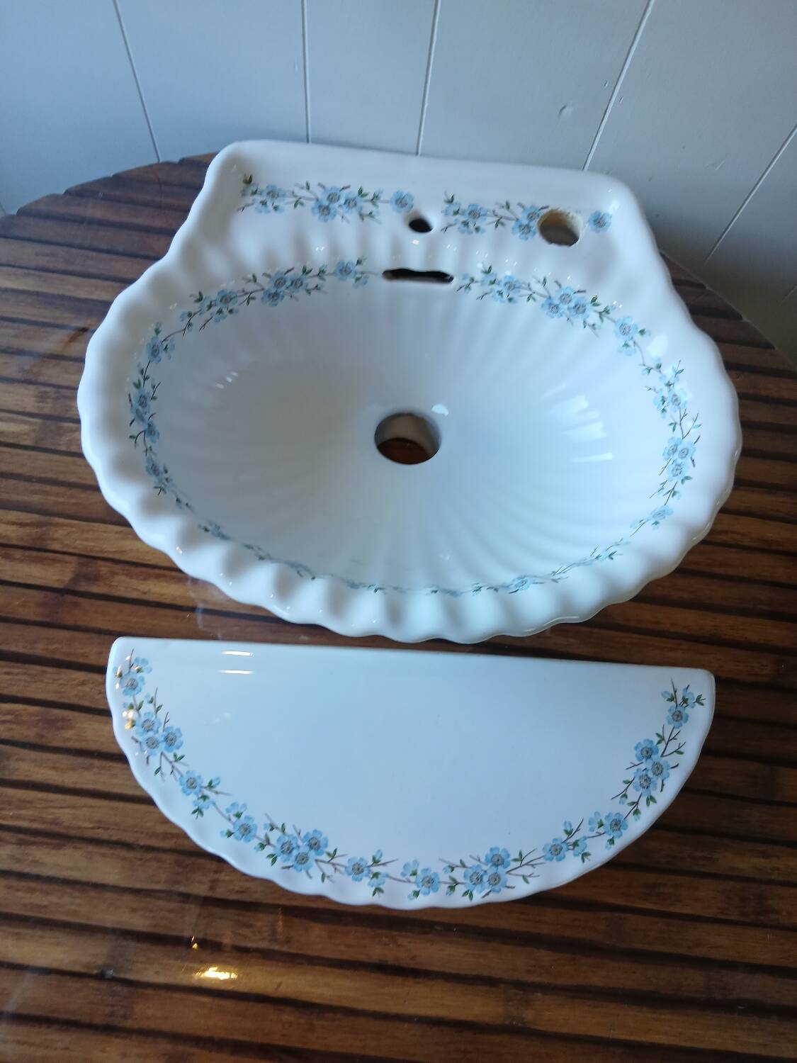 Lave mains et sa tablette en porcelaine