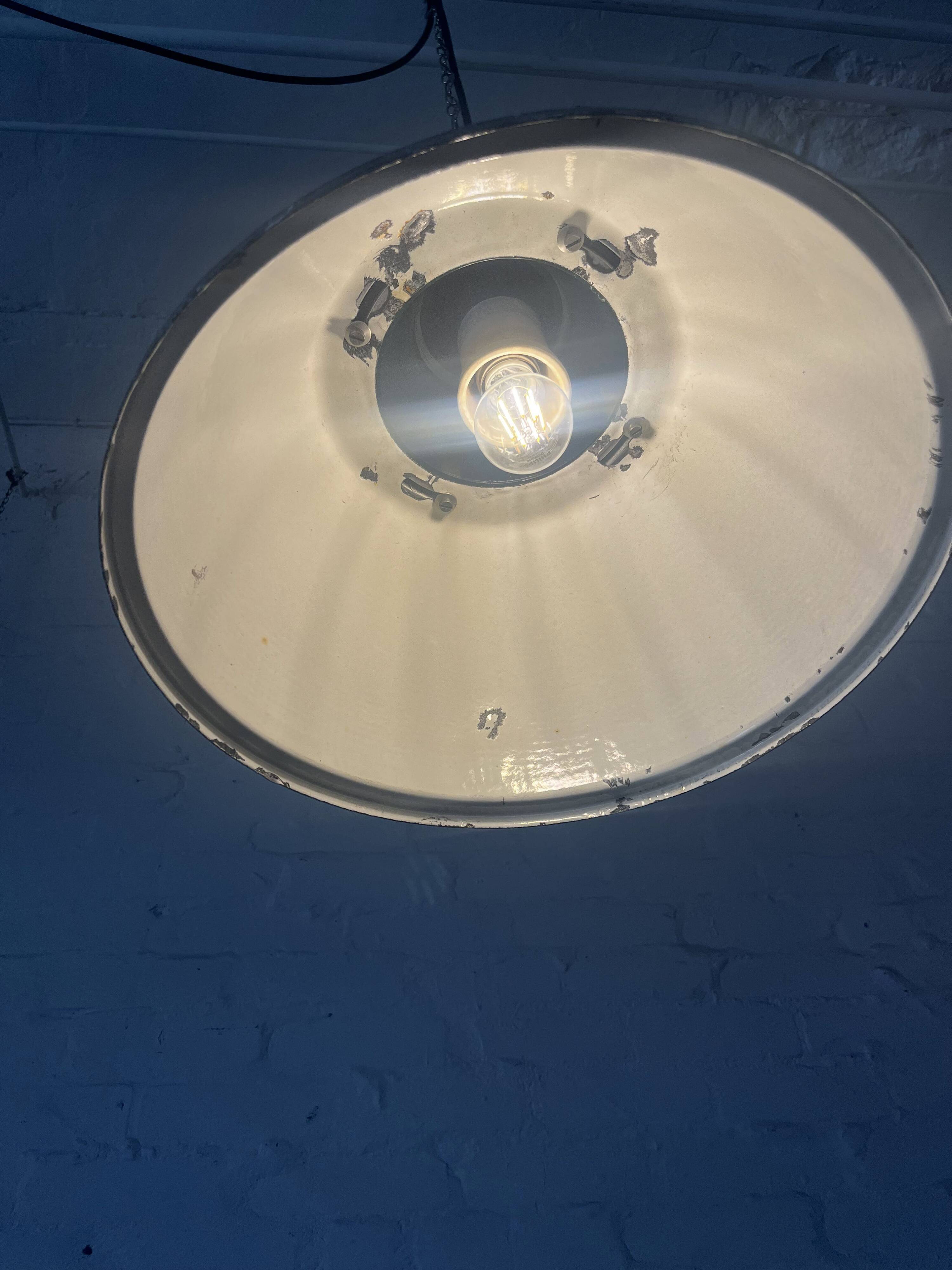 „Alma“ Ukrainische Industrieleuchte schwarz