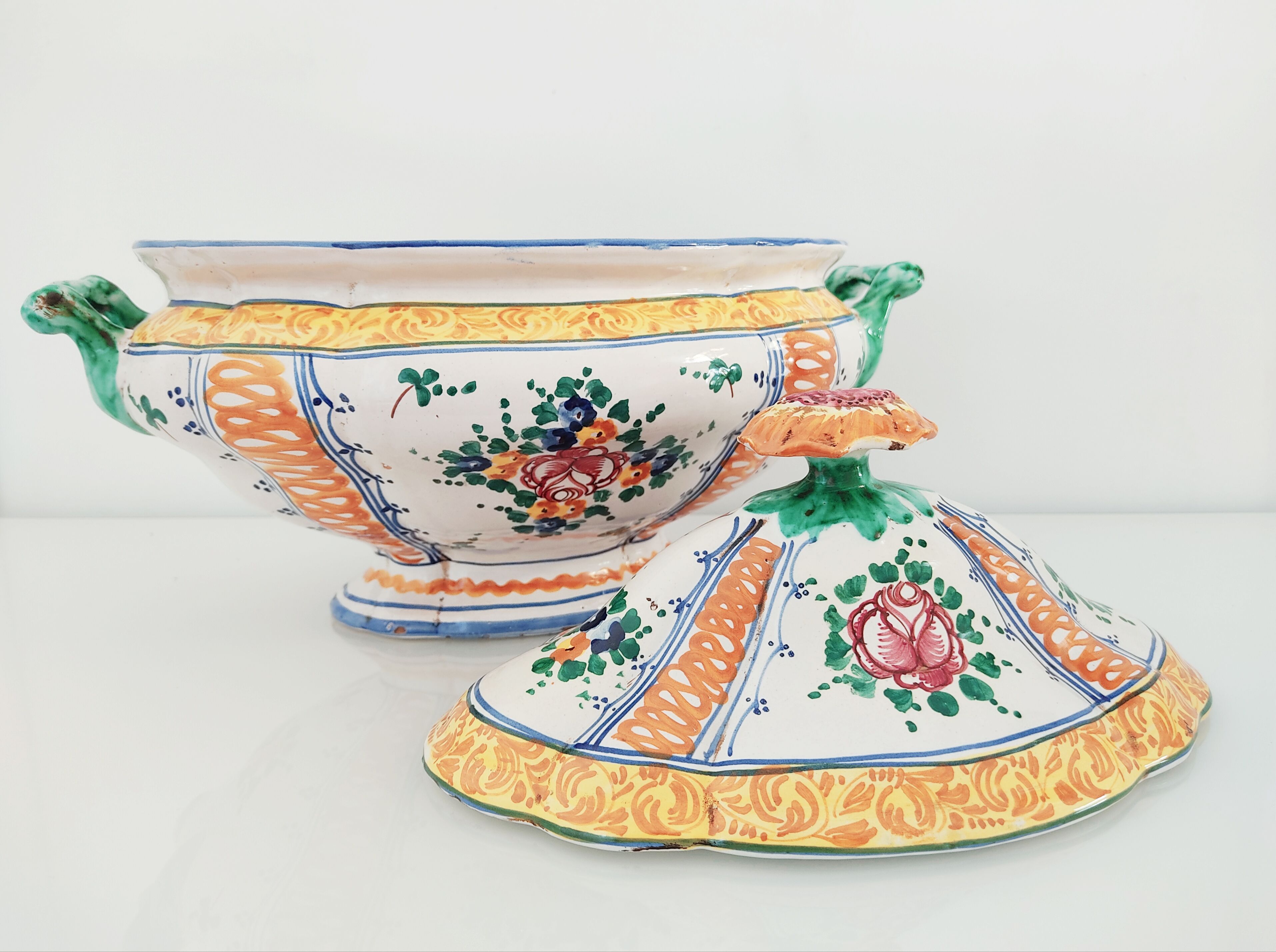 Soupière en faïence italienne au décor de fleurs