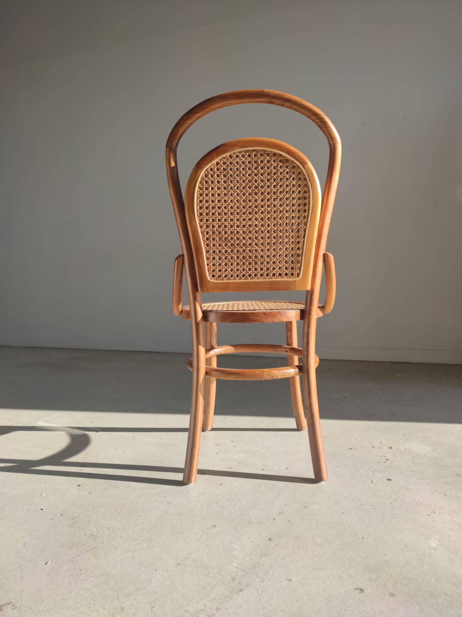 Chaise cannée en bois naturel