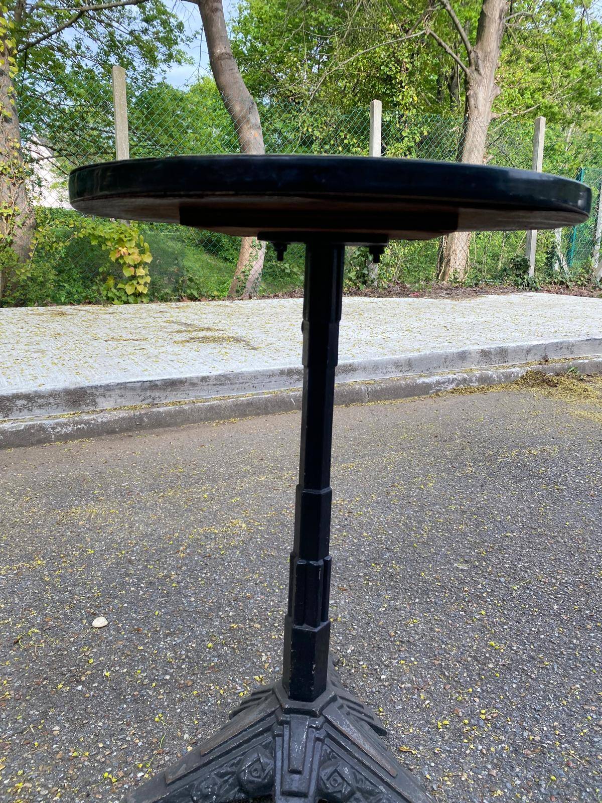 Round bistro table in cast iron and Bakelite, Louis Vuitton style, 1930s.