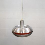 Ancienne lampe de design danois de l'ère spatiale en aluminium avec intérieur orange.