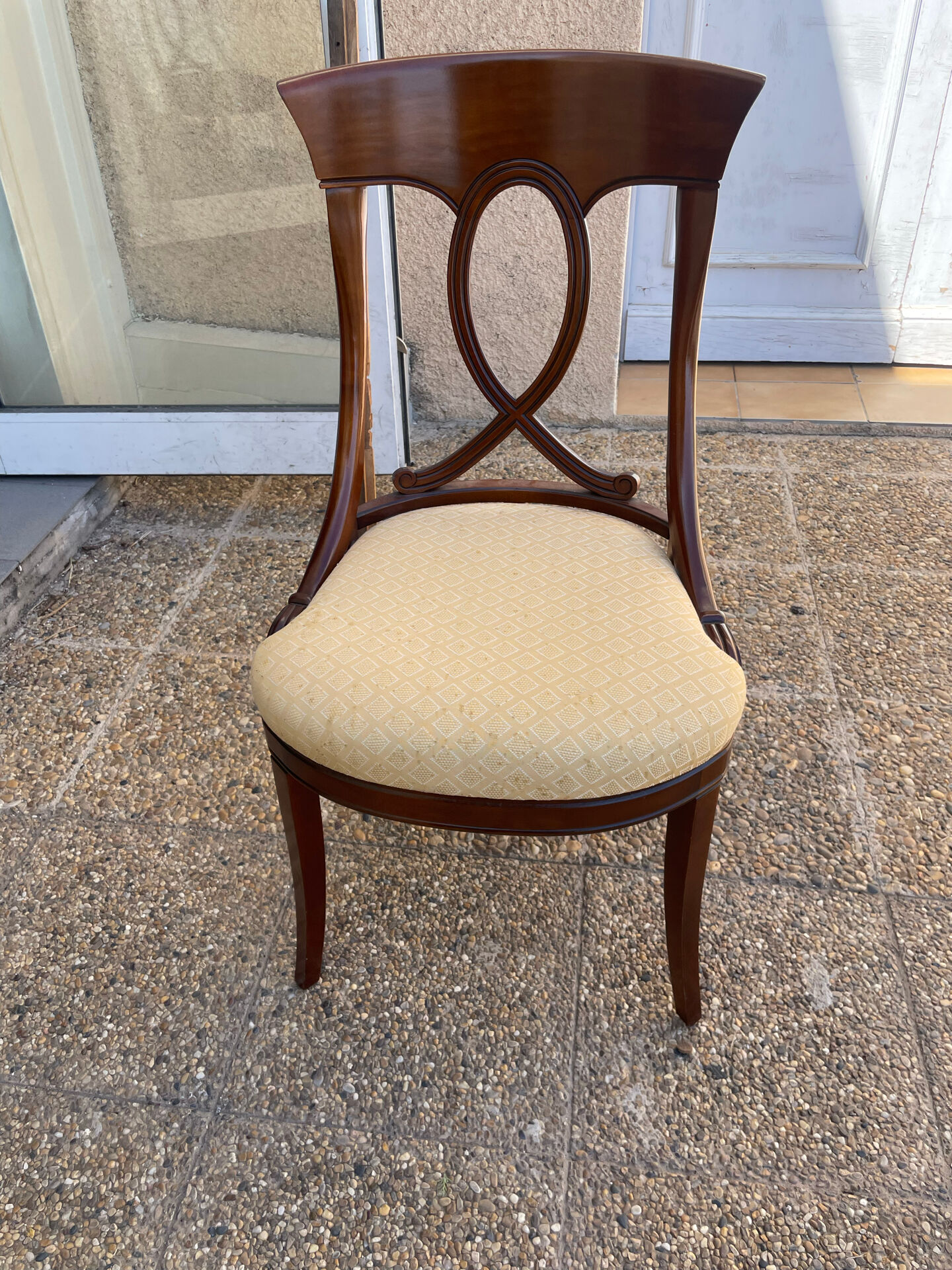 Une chaise ancienne en bois