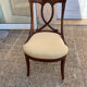 Une chaise ancienne en bois