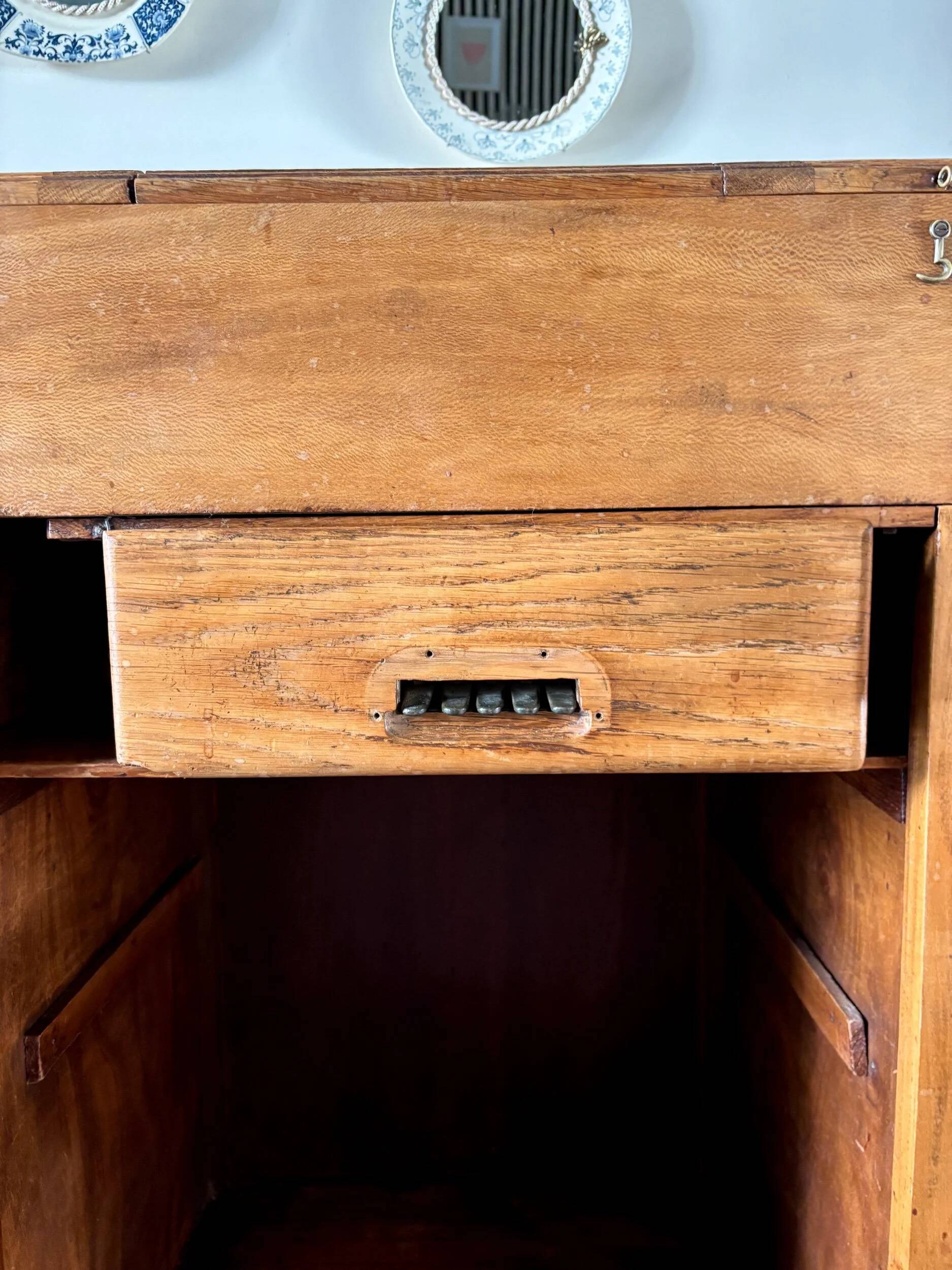 Counter, glass-fronted wooden workbench in dark wood, 8 drawers.